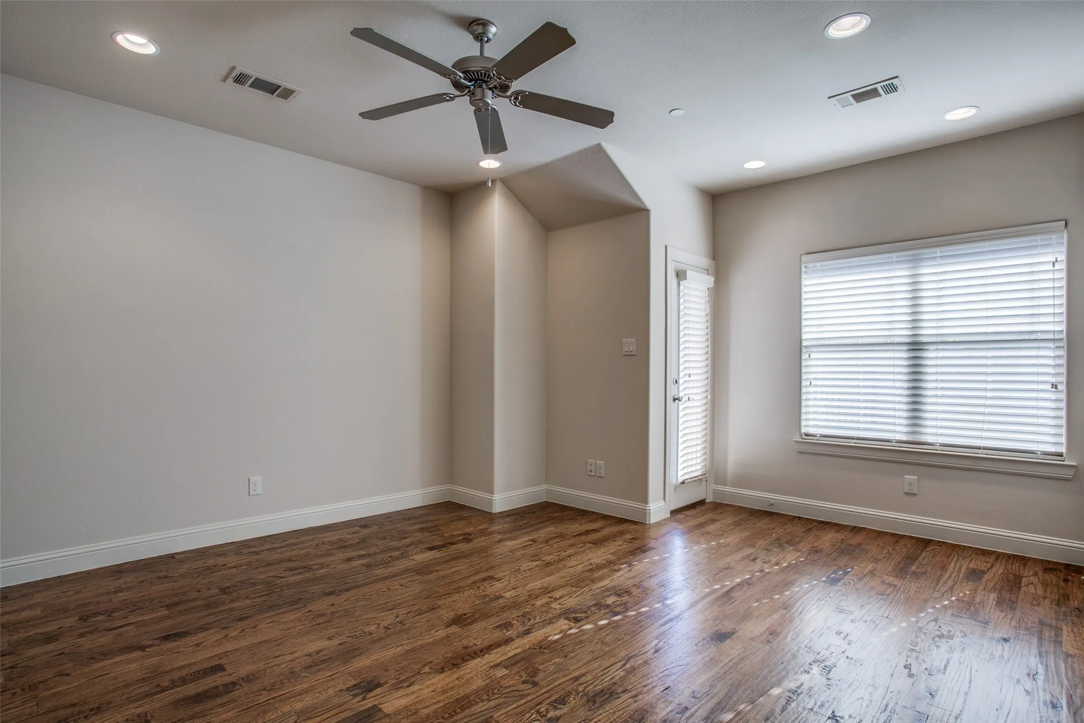 Townhouse For Rent in Dallas County , 6136 Oram Street 2, Dallas, Texas 75206, 2 Bedroom, 3 Bathroom, 2 Garage spaces, 1,579 Sqft, built in 2014, mls#21364310, Real Estate Agent in Dallas, Homes For Rent in Dallas county, Homes For Rent in Dallas, Realtor in Dallas Texas, Real Estate Brokerage Independent Realty Texas, Luminita Cordes Realtor
