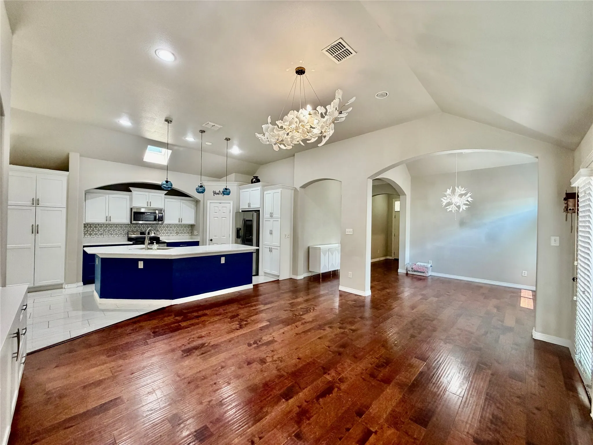 Single Family Residence For Rent in Dallas County , 3720 Prague Mews, Dallas, Texas 75236, 3 Bedroom, 2 Bathroom, 2 Garage spaces, 1,712 Sqft, built in 2007, mls#21364309, Real Estate Agent in Dallas, Homes For Rent in Dallas county, Homes For Rent in Dallas, Realtor in Dallas Texas, Real Estate Brokerage Independent Realty Texas, Luminita Cordes Realtor