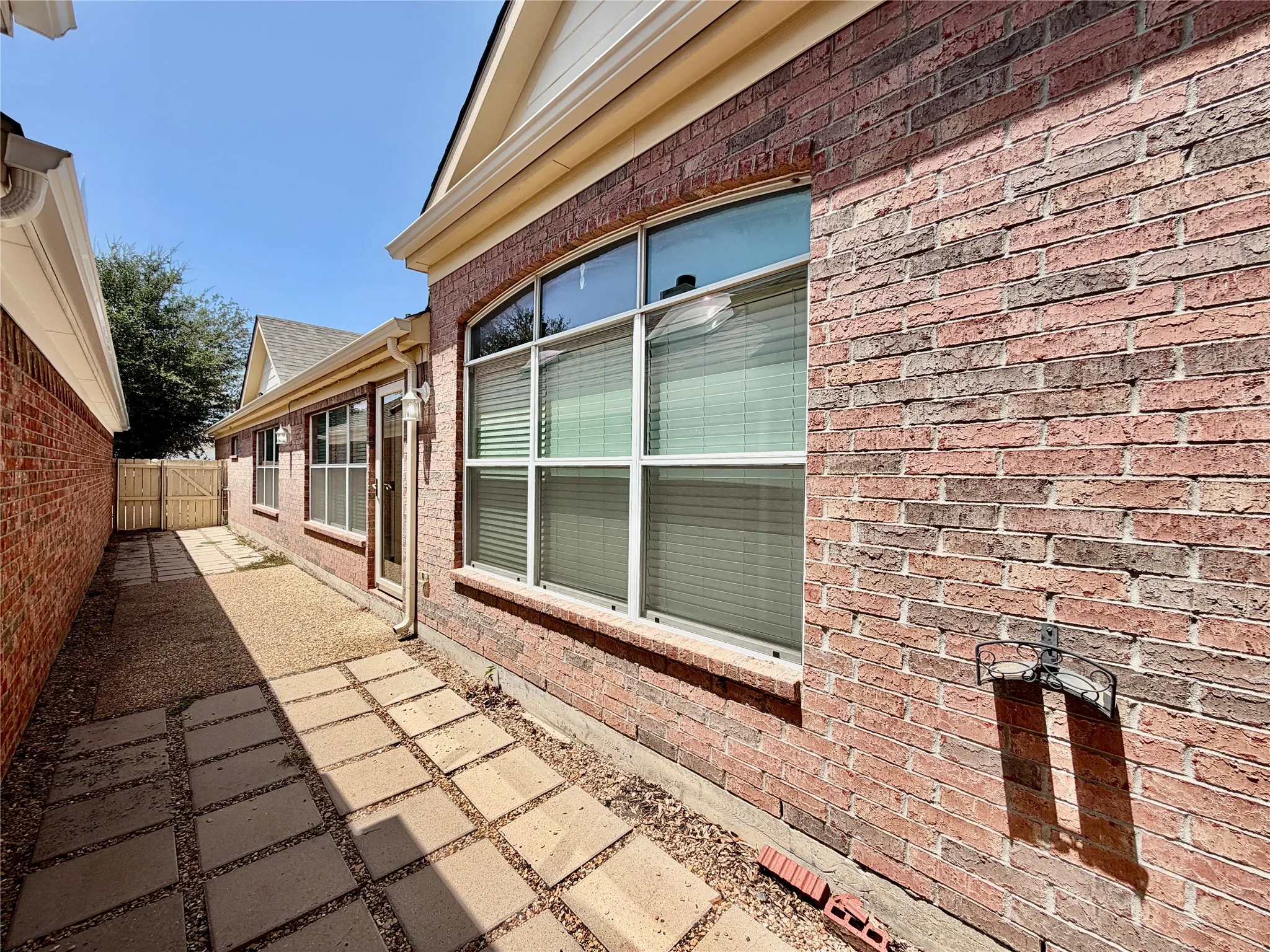 Single Family Residence For Rent in Dallas County , 3720 Prague Mews, Dallas, Texas 75236, 3 Bedroom, 2 Bathroom, 2 Garage spaces, 1,712 Sqft, built in 2007, mls#21364309, Real Estate Agent in Dallas, Homes For Rent in Dallas county, Homes For Rent in Dallas, Realtor in Dallas Texas, Real Estate Brokerage Independent Realty Texas, Luminita Cordes Realtor