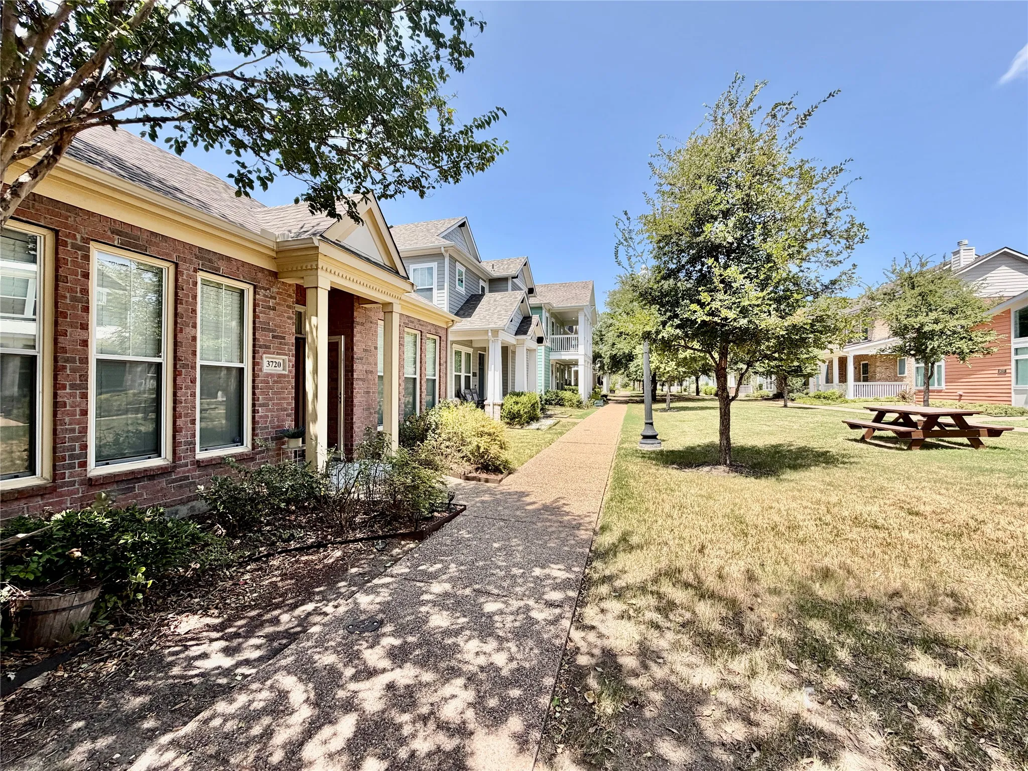Single Family Residence For Rent in Dallas County , 3720 Prague Mews, Dallas, Texas 75236, 3 Bedroom, 2 Bathroom, 2 Garage spaces, 1,712 Sqft, built in 2007, mls#21364309, Real Estate Agent in Dallas, Homes For Rent in Dallas county, Homes For Rent in Dallas, Realtor in Dallas Texas, Real Estate Brokerage Independent Realty Texas, Luminita Cordes Realtor