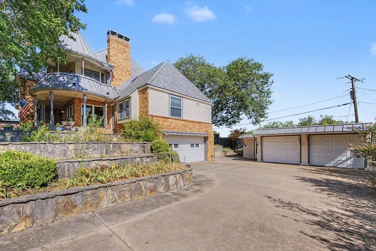 Detached 2-Car Garage