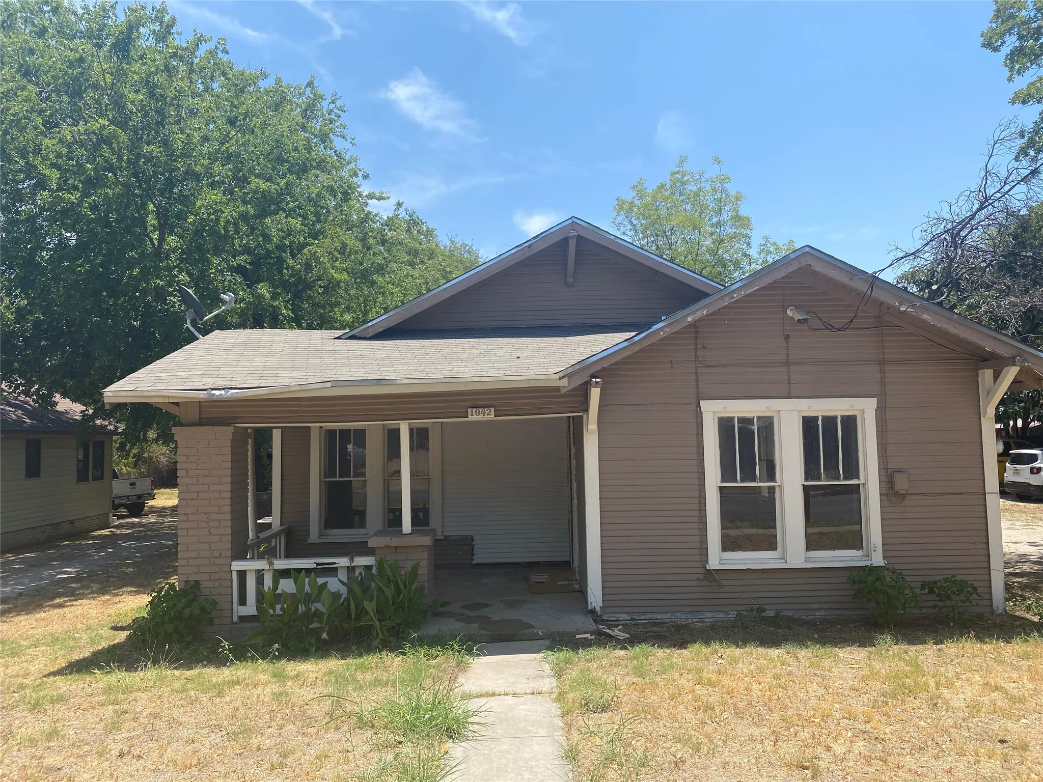 Single Family Residence For Rent in Erath County , 1042 W Tarleton, Stephenville, Texas 76401, 1 Bedroom, 2 Bathroom, 2 Garage spaces, 1,410 Sqft, built in 1935, mls#21364318, Real Estate Agent in Stephenville, Homes For Rent in Erath county, Homes For Rent in Stephenville, Realtor in Stephenville Texas, Real Estate Brokerage Independent Realty Texas, Luminita Cordes Realtor