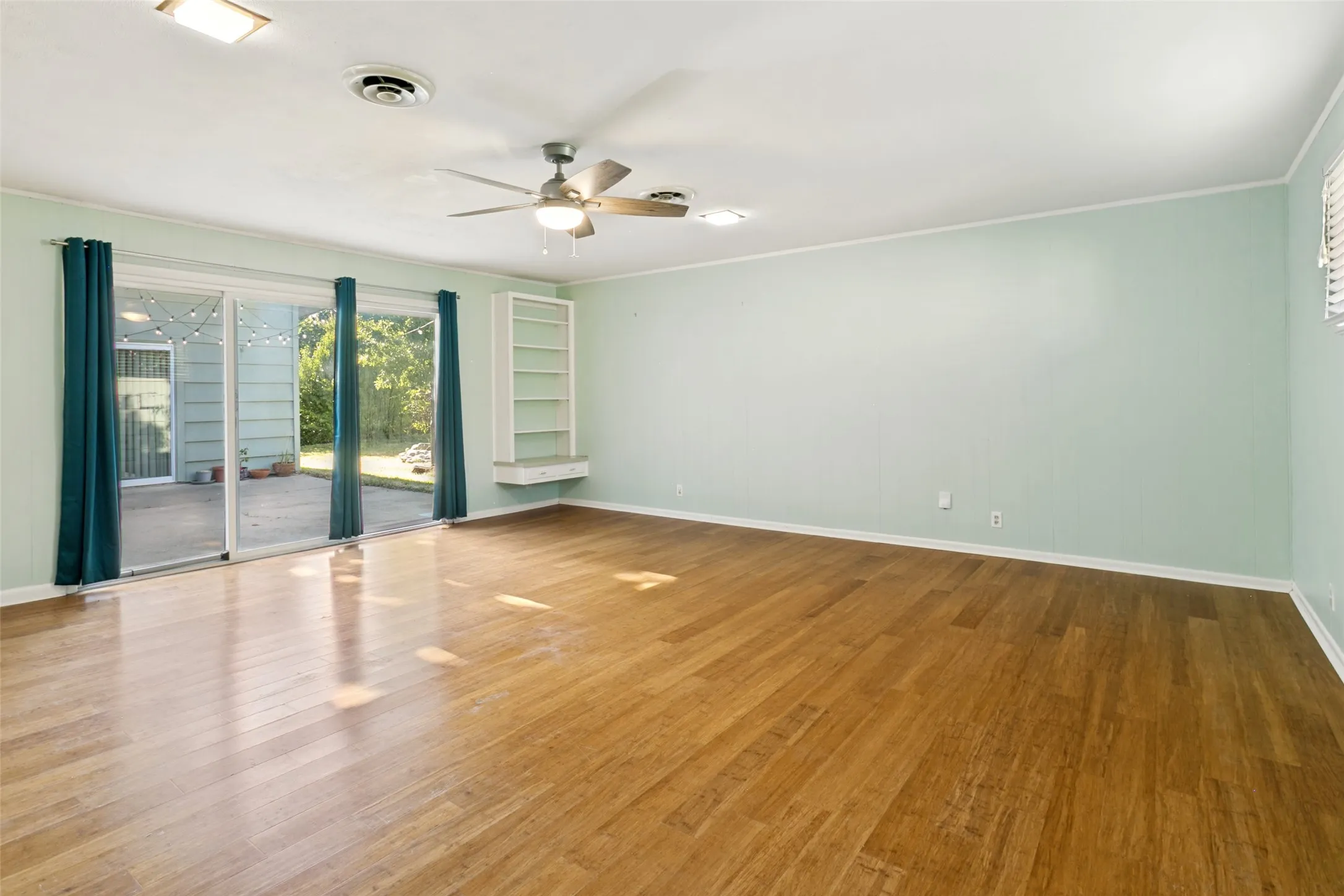 Single Family Residence For Sale in Tarrant County , 5205 Trail Lake Drive, Fort Worth, Texas 76133, 3 Bedroom, 2 Bathroom, Garage spaces, 1,969 Sqft, built in 1955, mls#21363965, Real Estate Agent in Fort Worth, Homes For Sale in Tarrant county, Homes For Sale in Fort Worth, Realtor in Fort Worth Texas, Real Estate Brokerage Independent Realty Texas, Luminita Cordes Realtor