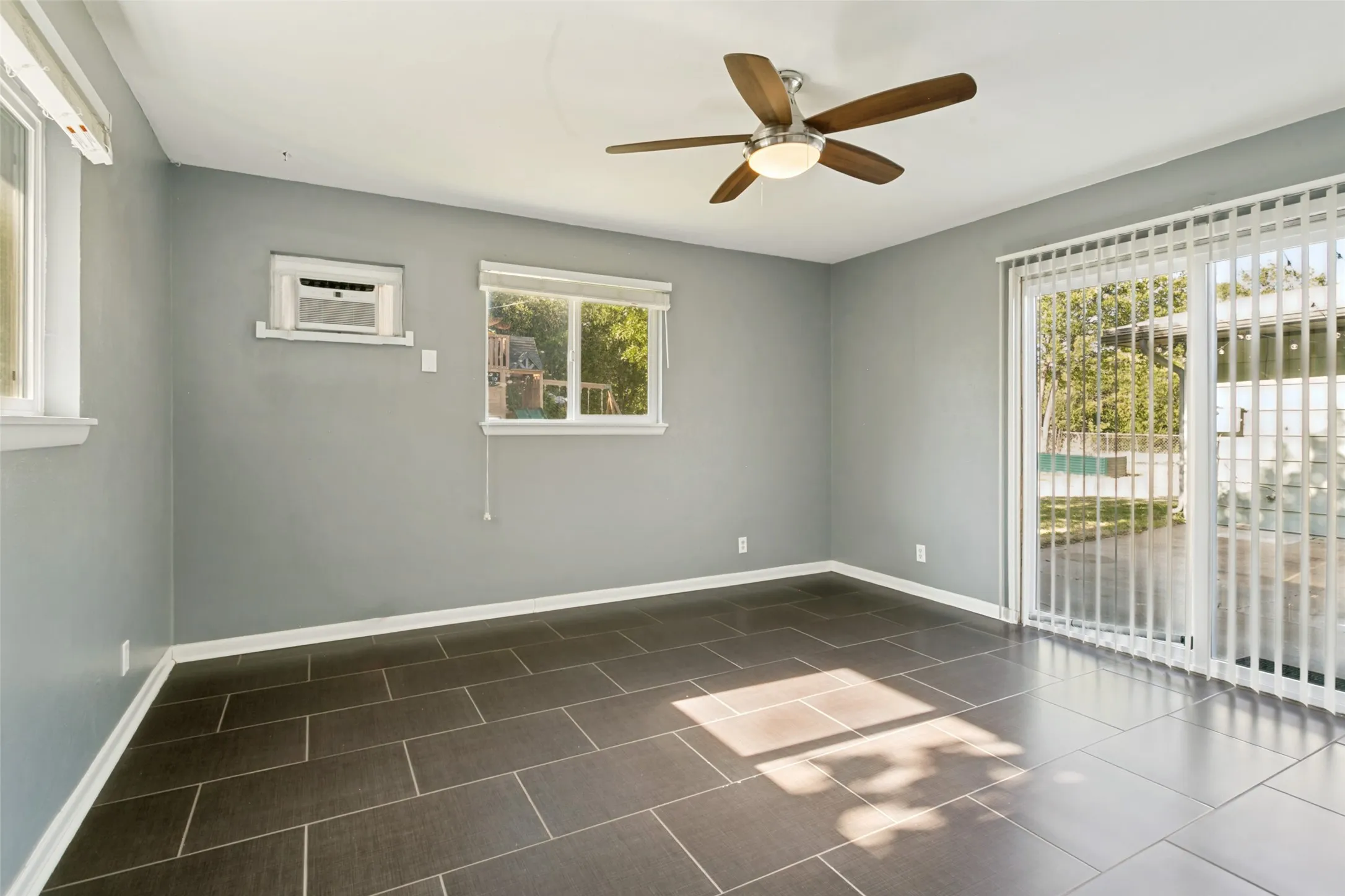 Single Family Residence For Sale in Tarrant County , 5205 Trail Lake Drive, Fort Worth, Texas 76133, 3 Bedroom, 2 Bathroom, Garage spaces, 1,969 Sqft, built in 1955, mls#21363965, Real Estate Agent in Fort Worth, Homes For Sale in Tarrant county, Homes For Sale in Fort Worth, Realtor in Fort Worth Texas, Real Estate Brokerage Independent Realty Texas, Luminita Cordes Realtor