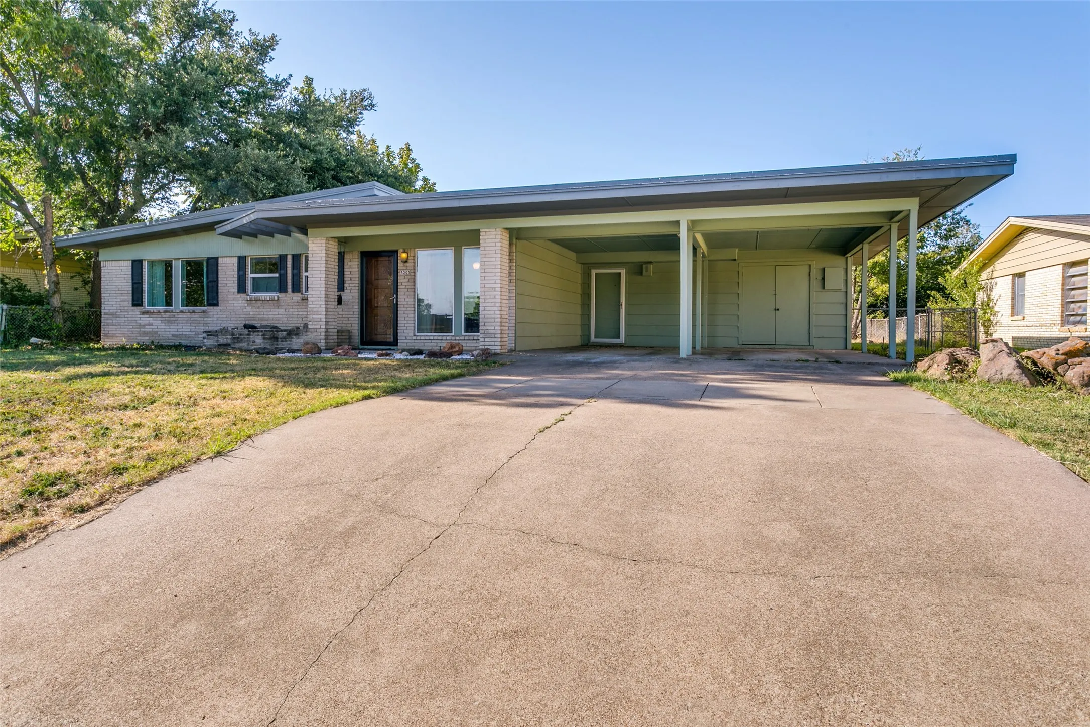 Single Family Residence For Sale in Tarrant County , 5205 Trail Lake Drive, Fort Worth, Texas 76133, 3 Bedroom, 2 Bathroom, Garage spaces, 1,969 Sqft, built in 1955, mls#21363965, Real Estate Agent in Fort Worth, Homes For Sale in Tarrant county, Homes For Sale in Fort Worth, Realtor in Fort Worth Texas, Real Estate Brokerage Independent Realty Texas, Luminita Cordes Realtor