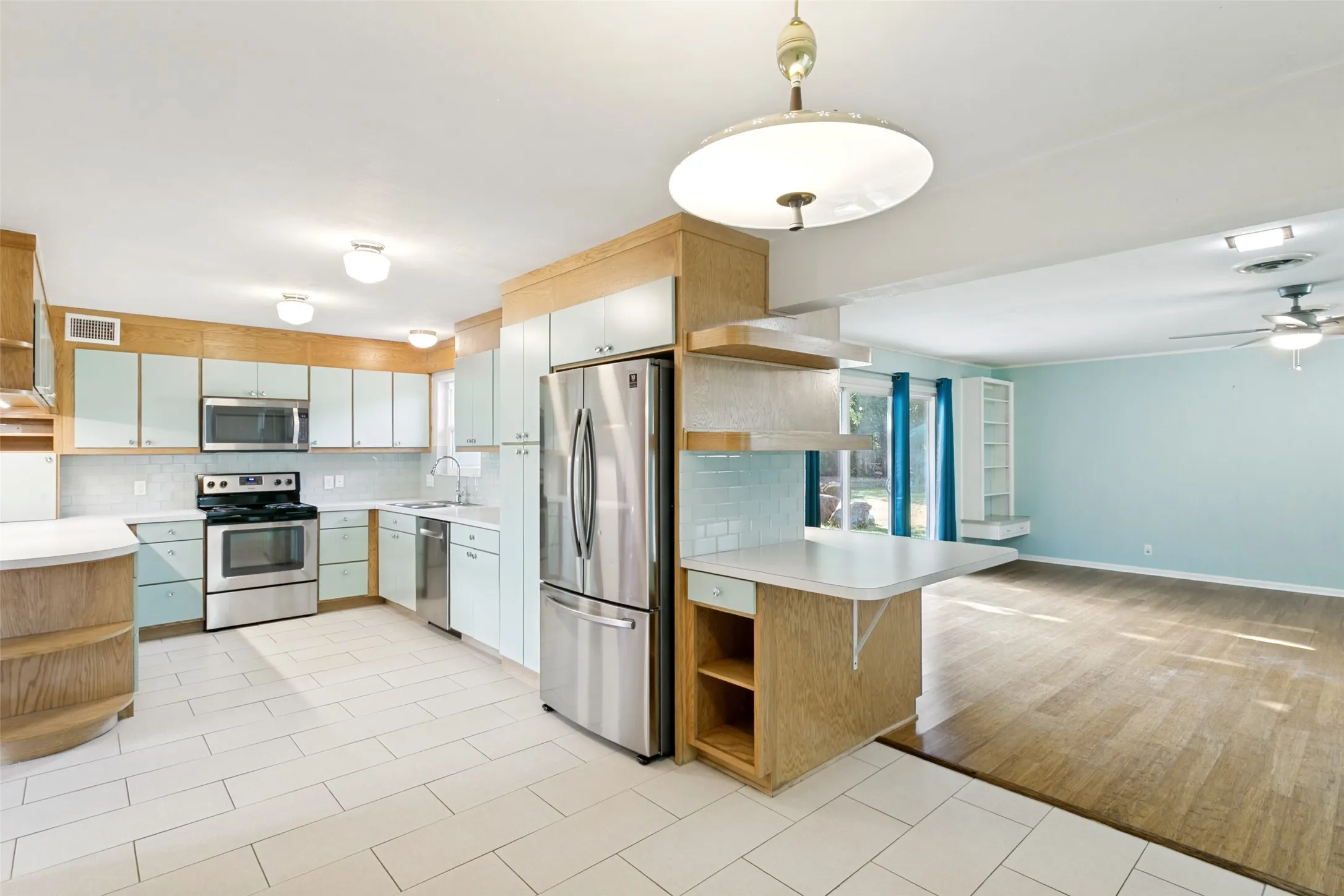 Single Family Residence For Sale in Tarrant County , 5205 Trail Lake Drive, Fort Worth, Texas 76133, 3 Bedroom, 2 Bathroom, Garage spaces, 1,969 Sqft, built in 1955, mls#21363965, Real Estate Agent in Fort Worth, Homes For Sale in Tarrant county, Homes For Sale in Fort Worth, Realtor in Fort Worth Texas, Real Estate Brokerage Independent Realty Texas, Luminita Cordes Realtor