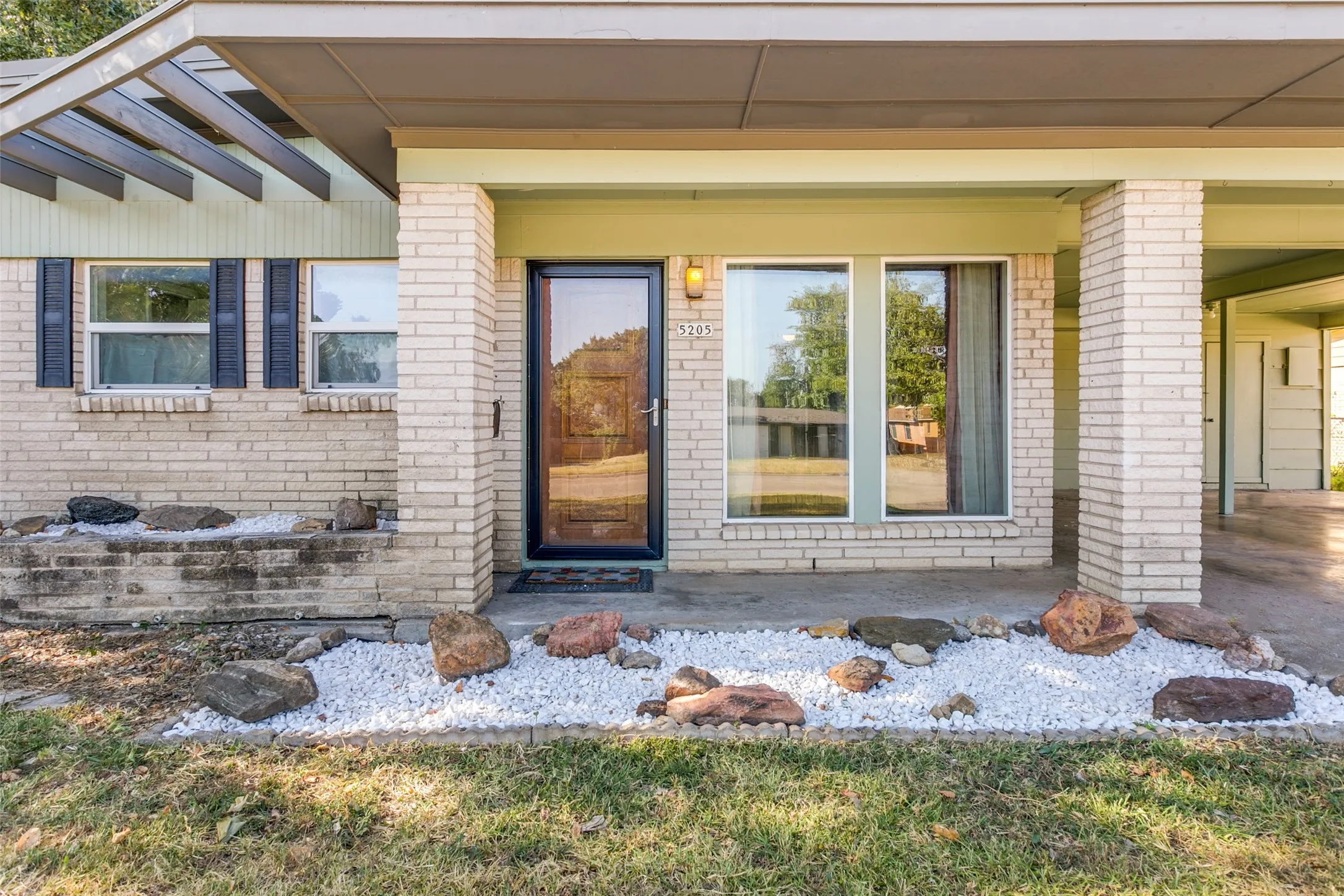 Single Family Residence For Sale in Tarrant County , 5205 Trail Lake Drive, Fort Worth, Texas 76133, 3 Bedroom, 2 Bathroom, Garage spaces, 1,969 Sqft, built in 1955, mls#21363965, Real Estate Agent in Fort Worth, Homes For Sale in Tarrant county, Homes For Sale in Fort Worth, Realtor in Fort Worth Texas, Real Estate Brokerage Independent Realty Texas, Luminita Cordes Realtor