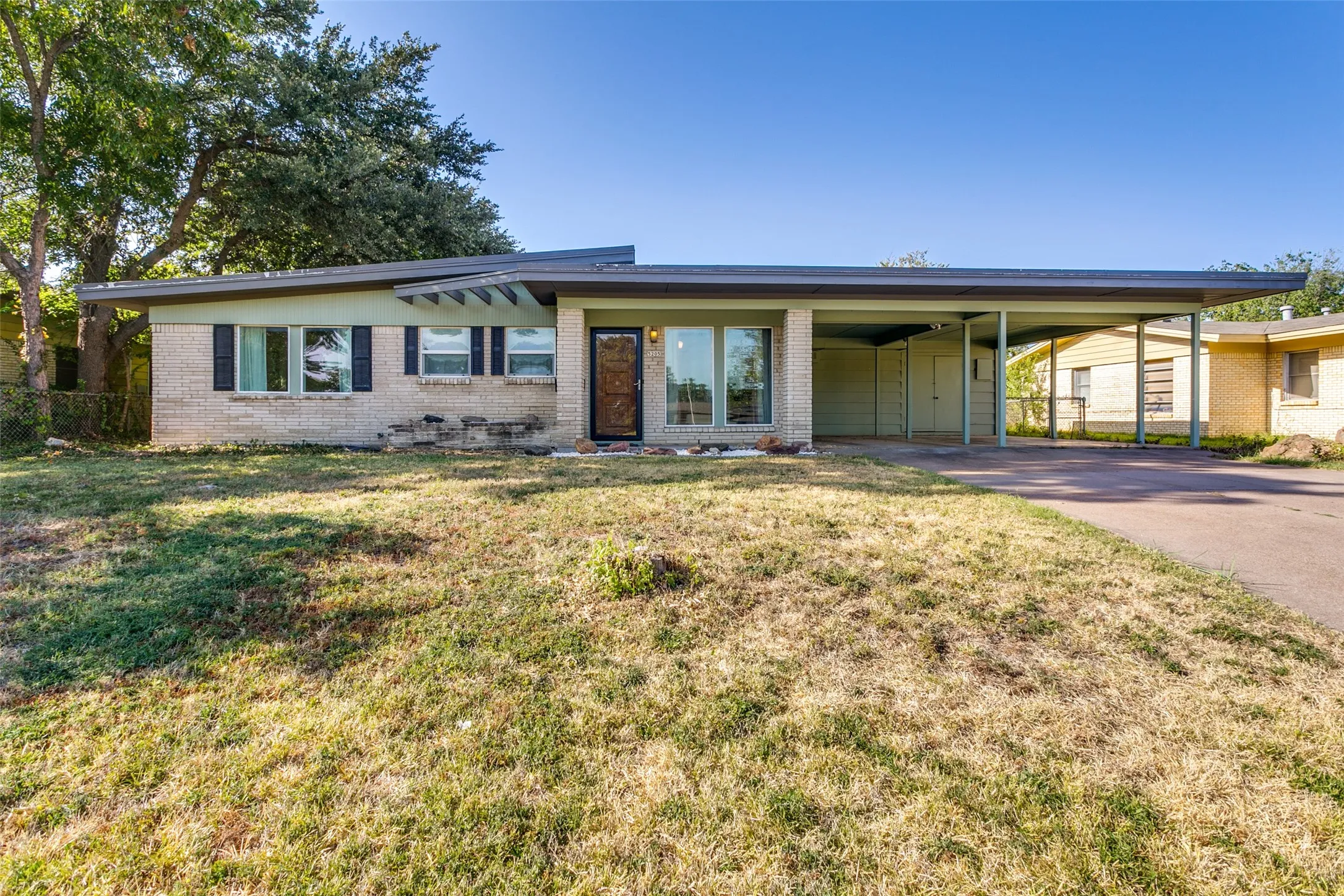Single Family Residence For Sale in Tarrant County , 5205 Trail Lake Drive, Fort Worth, Texas 76133, 3 Bedroom, 2 Bathroom, Garage spaces, 1,969 Sqft, built in 1955, mls#21363965, Real Estate Agent in Fort Worth, Homes For Sale in Tarrant county, Homes For Sale in Fort Worth, Realtor in Fort Worth Texas, Real Estate Brokerage Independent Realty Texas, Luminita Cordes Realtor