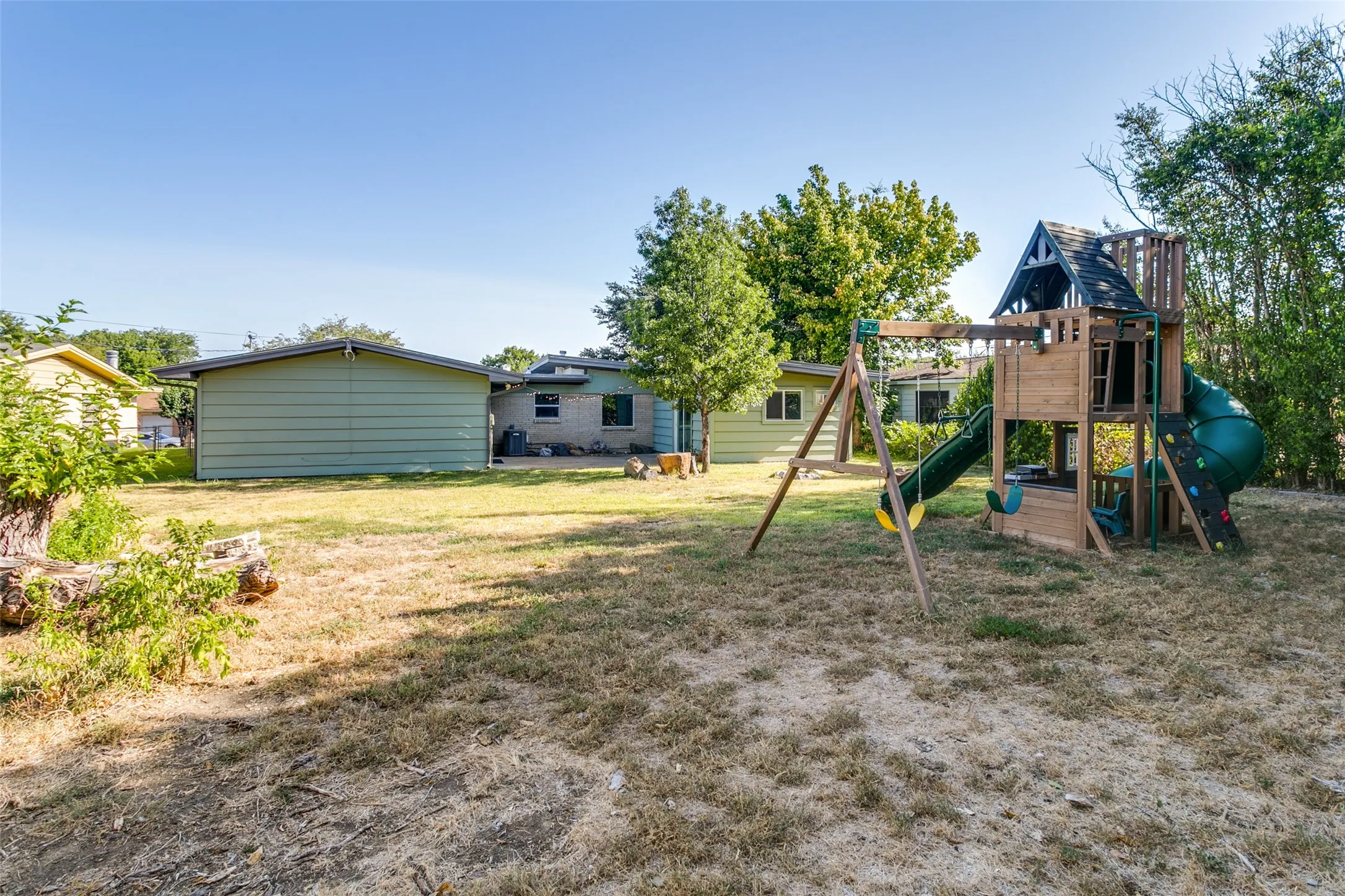 Single Family Residence For Sale in Tarrant County , 5205 Trail Lake Drive, Fort Worth, Texas 76133, 3 Bedroom, 2 Bathroom, Garage spaces, 1,969 Sqft, built in 1955, mls#21363965, Real Estate Agent in Fort Worth, Homes For Sale in Tarrant county, Homes For Sale in Fort Worth, Realtor in Fort Worth Texas, Real Estate Brokerage Independent Realty Texas, Luminita Cordes Realtor