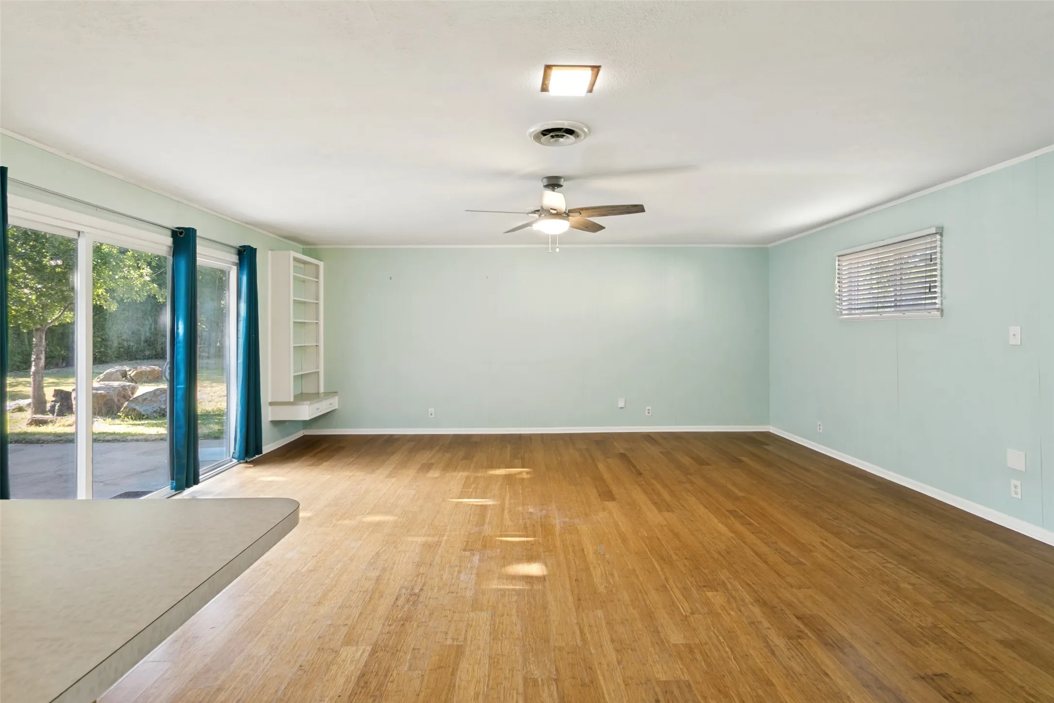 Single Family Residence For Sale in Tarrant County , 5205 Trail Lake Drive, Fort Worth, Texas 76133, 3 Bedroom, 2 Bathroom, Garage spaces, 1,969 Sqft, built in 1955, mls#21363965, Real Estate Agent in Fort Worth, Homes For Sale in Tarrant county, Homes For Sale in Fort Worth, Realtor in Fort Worth Texas, Real Estate Brokerage Independent Realty Texas, Luminita Cordes Realtor