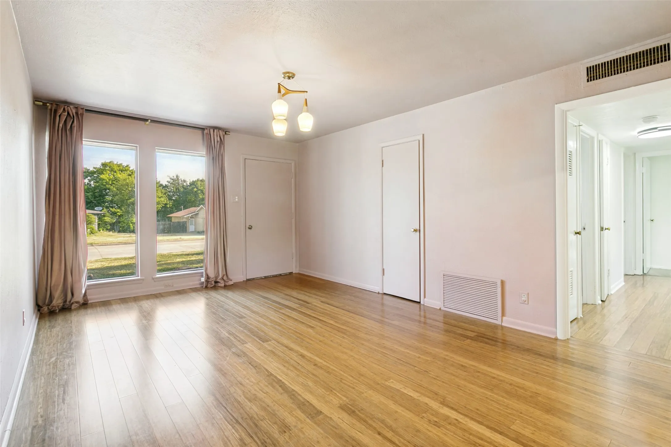 Single Family Residence For Sale in Tarrant County , 5205 Trail Lake Drive, Fort Worth, Texas 76133, 3 Bedroom, 2 Bathroom, Garage spaces, 1,969 Sqft, built in 1955, mls#21363965, Real Estate Agent in Fort Worth, Homes For Sale in Tarrant county, Homes For Sale in Fort Worth, Realtor in Fort Worth Texas, Real Estate Brokerage Independent Realty Texas, Luminita Cordes Realtor