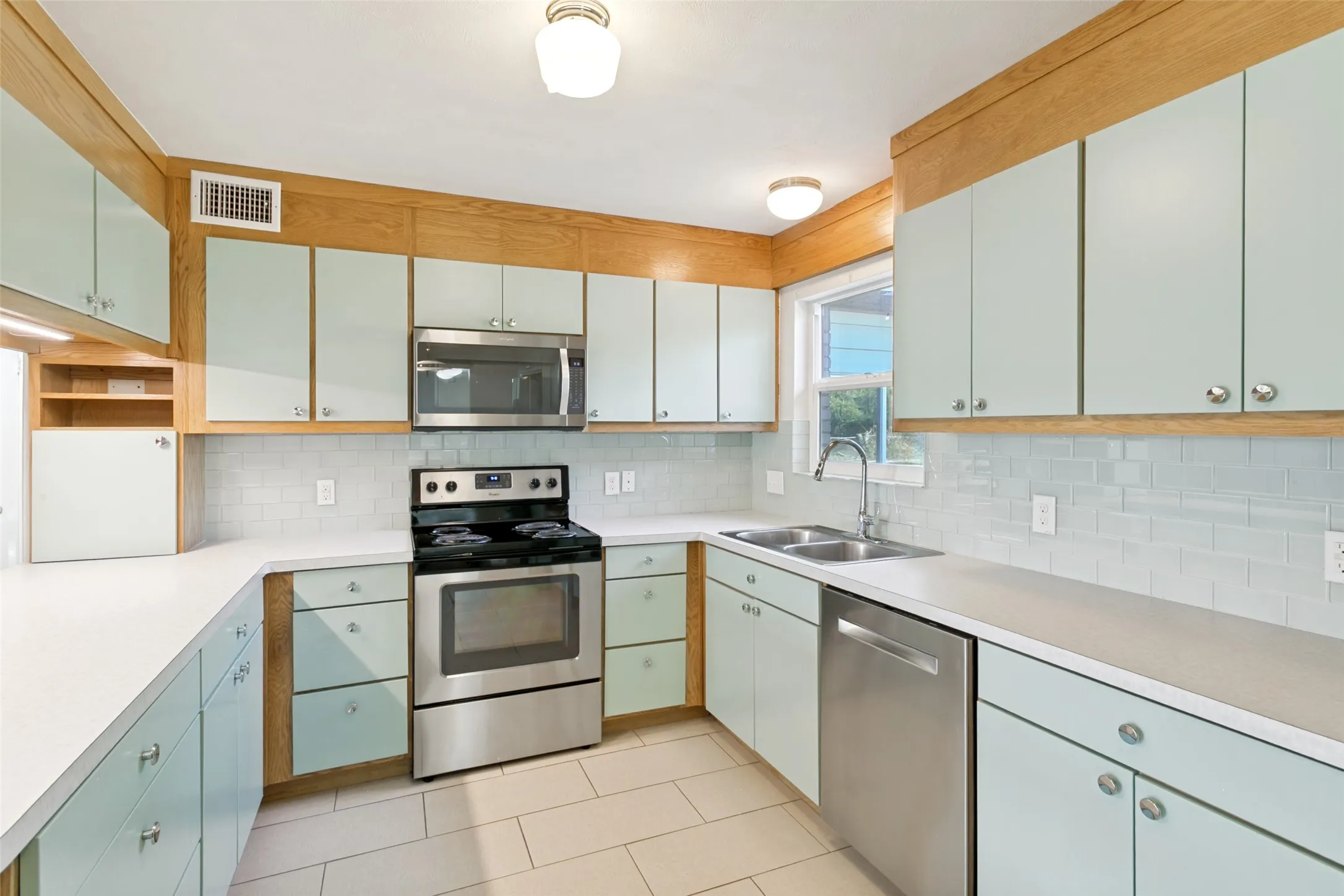 Single Family Residence For Sale in Tarrant County , 5205 Trail Lake Drive, Fort Worth, Texas 76133, 3 Bedroom, 2 Bathroom, Garage spaces, 1,969 Sqft, built in 1955, mls#21363965, Real Estate Agent in Fort Worth, Homes For Sale in Tarrant county, Homes For Sale in Fort Worth, Realtor in Fort Worth Texas, Real Estate Brokerage Independent Realty Texas, Luminita Cordes Realtor