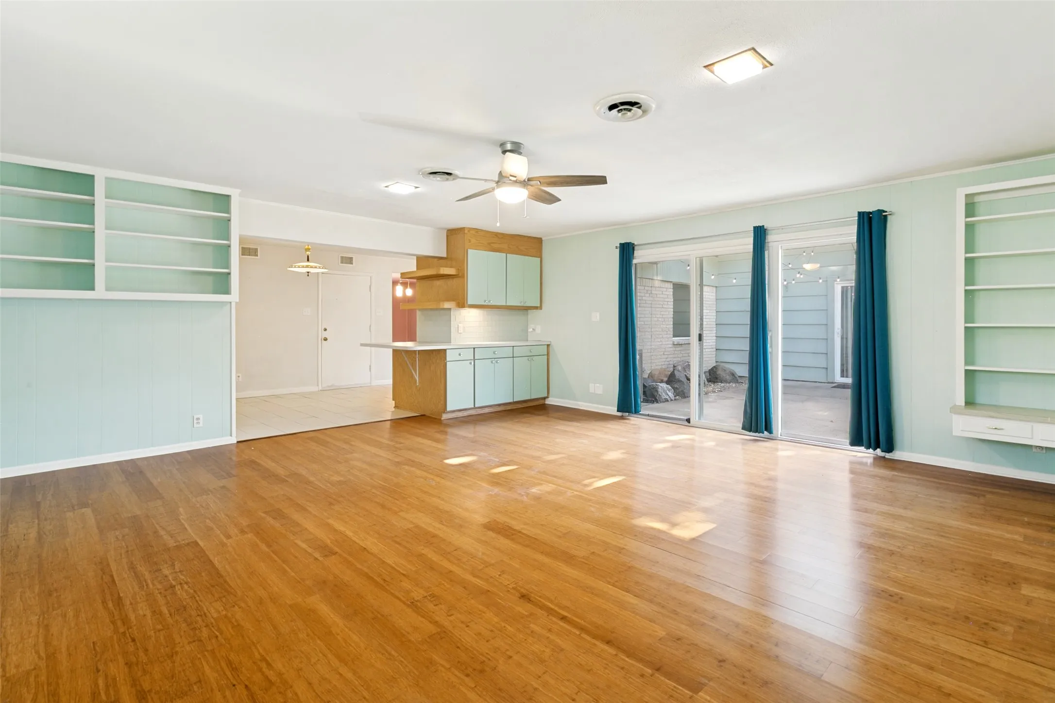Single Family Residence For Sale in Tarrant County , 5205 Trail Lake Drive, Fort Worth, Texas 76133, 3 Bedroom, 2 Bathroom, Garage spaces, 1,969 Sqft, built in 1955, mls#21363965, Real Estate Agent in Fort Worth, Homes For Sale in Tarrant county, Homes For Sale in Fort Worth, Realtor in Fort Worth Texas, Real Estate Brokerage Independent Realty Texas, Luminita Cordes Realtor