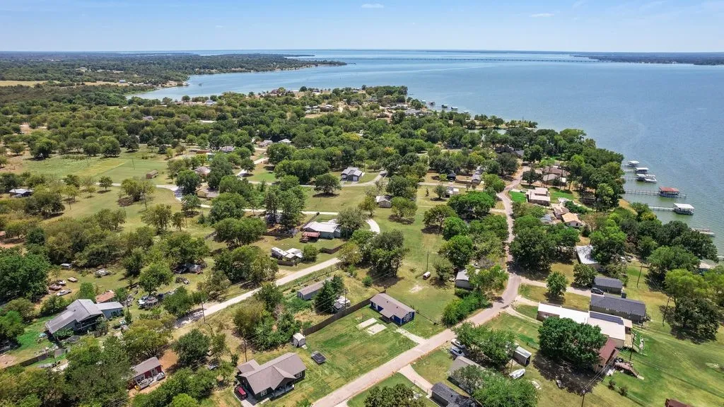 Single Family Residence For Sale in Hunt County , 7477 Scenic Drive, Lone Oak, Texas 75453, 3 Bedroom, 2 Bathroom, Garage spaces, 1,160 Sqft, built in 2009, mls#21364033, Real Estate Agent in Lone Oak, Homes For Sale in Hunt county, Homes For Sale in Lone Oak, Realtor in Lone Oak Texas, Real Estate Brokerage Independent Realty Texas, Luminita Cordes Realtor