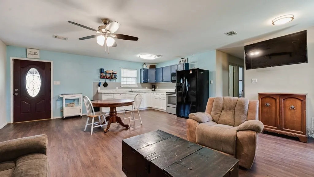 Single Family Residence For Sale in Hunt County , 7477 Scenic Drive, Lone Oak, Texas 75453, 3 Bedroom, 2 Bathroom, Garage spaces, 1,160 Sqft, built in 2009, mls#21364033, Real Estate Agent in Lone Oak, Homes For Sale in Hunt county, Homes For Sale in Lone Oak, Realtor in Lone Oak Texas, Real Estate Brokerage Independent Realty Texas, Luminita Cordes Realtor