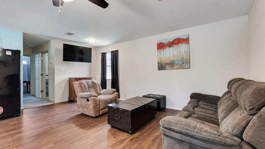 Single Family Residence For Sale in Hunt County , 7477 Scenic Drive, Lone Oak, Texas 75453, 3 Bedroom, 2 Bathroom, Garage spaces, 1,160 Sqft, built in 2009, mls#21364033, Real Estate Agent in Lone Oak, Homes For Sale in Hunt county, Homes For Sale in Lone Oak, Realtor in Lone Oak Texas, Real Estate Brokerage Independent Realty Texas, Luminita Cordes Realtor