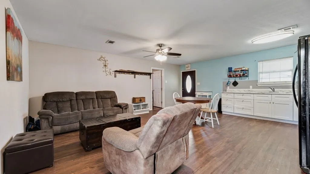 Single Family Residence For Sale in Hunt County , 7477 Scenic Drive, Lone Oak, Texas 75453, 3 Bedroom, 2 Bathroom, Garage spaces, 1,160 Sqft, built in 2009, mls#21364033, Real Estate Agent in Lone Oak, Homes For Sale in Hunt county, Homes For Sale in Lone Oak, Realtor in Lone Oak Texas, Real Estate Brokerage Independent Realty Texas, Luminita Cordes Realtor