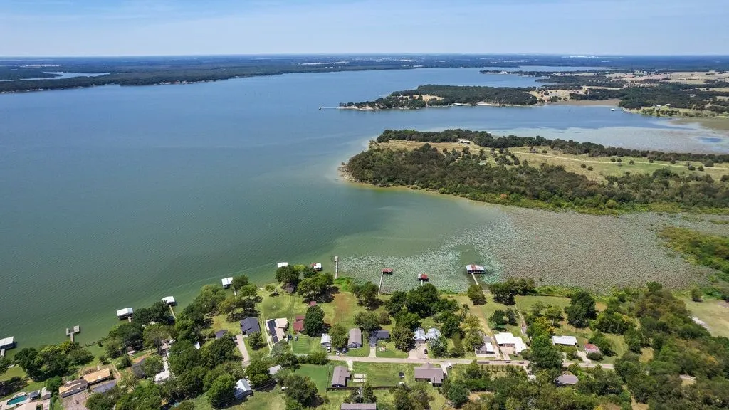 Single Family Residence For Sale in Hunt County , 7477 Scenic Drive, Lone Oak, Texas 75453, 3 Bedroom, 2 Bathroom, Garage spaces, 1,160 Sqft, built in 2009, mls#21364033, Real Estate Agent in Lone Oak, Homes For Sale in Hunt county, Homes For Sale in Lone Oak, Realtor in Lone Oak Texas, Real Estate Brokerage Independent Realty Texas, Luminita Cordes Realtor
