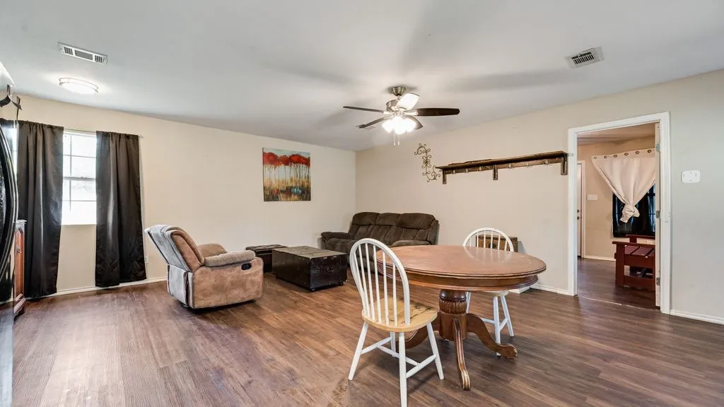 Single Family Residence For Sale in Hunt County , 7477 Scenic Drive, Lone Oak, Texas 75453, 3 Bedroom, 2 Bathroom, Garage spaces, 1,160 Sqft, built in 2009, mls#21364033, Real Estate Agent in Lone Oak, Homes For Sale in Hunt county, Homes For Sale in Lone Oak, Realtor in Lone Oak Texas, Real Estate Brokerage Independent Realty Texas, Luminita Cordes Realtor
