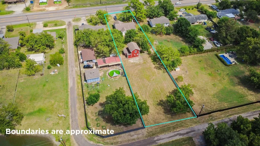Single Family Residence For Sale in Hunt County , 4006 State HWY 34 S, Greenville, Texas 75402, 2 Bedroom, 2 Bathroom, 1 Garage spaces, 1,684 Sqft, built in 1980, mls#21363702, Real Estate Agent in Greenville, Homes For Sale in Hunt county, Homes For Sale in Greenville, Realtor in Greenville Texas, Real Estate Brokerage Independent Realty Texas, Luminita Cordes Realtor