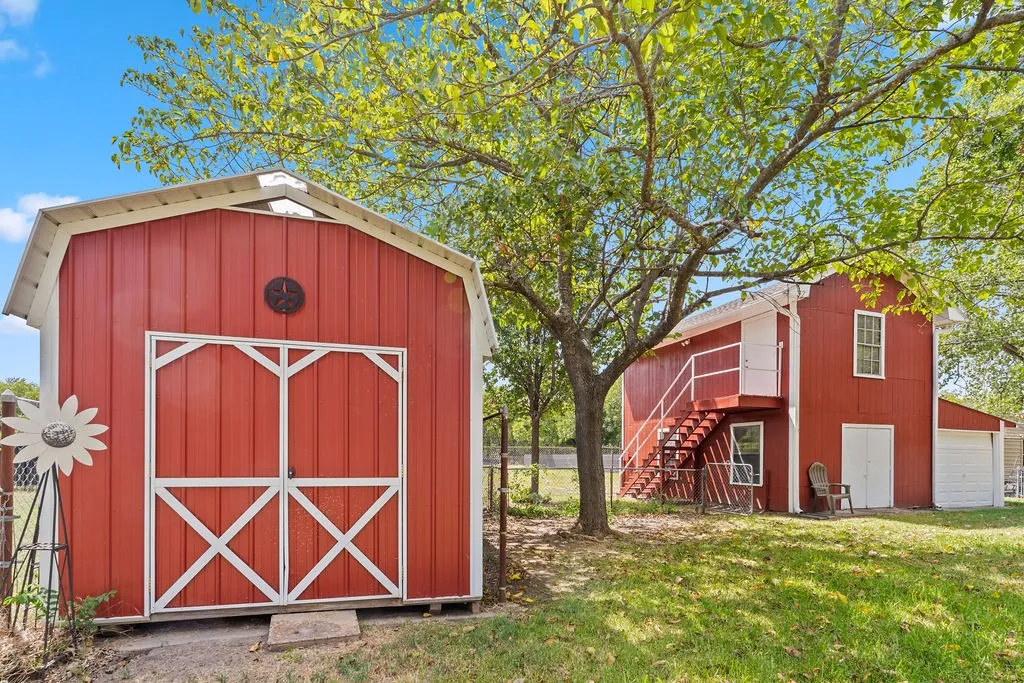 Single Family Residence For Sale in Hunt County , 4006 State HWY 34 S, Greenville, Texas 75402, 2 Bedroom, 2 Bathroom, 1 Garage spaces, 1,684 Sqft, built in 1980, mls#21363702, Real Estate Agent in Greenville, Homes For Sale in Hunt county, Homes For Sale in Greenville, Realtor in Greenville Texas, Real Estate Brokerage Independent Realty Texas, Luminita Cordes Realtor