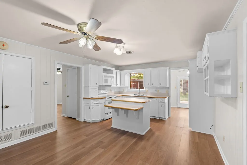 Single Family Residence For Sale in Hunt County , 4006 State HWY 34 S, Greenville, Texas 75402, 2 Bedroom, 2 Bathroom, 1 Garage spaces, 1,684 Sqft, built in 1980, mls#21363702, Real Estate Agent in Greenville, Homes For Sale in Hunt county, Homes For Sale in Greenville, Realtor in Greenville Texas, Real Estate Brokerage Independent Realty Texas, Luminita Cordes Realtor