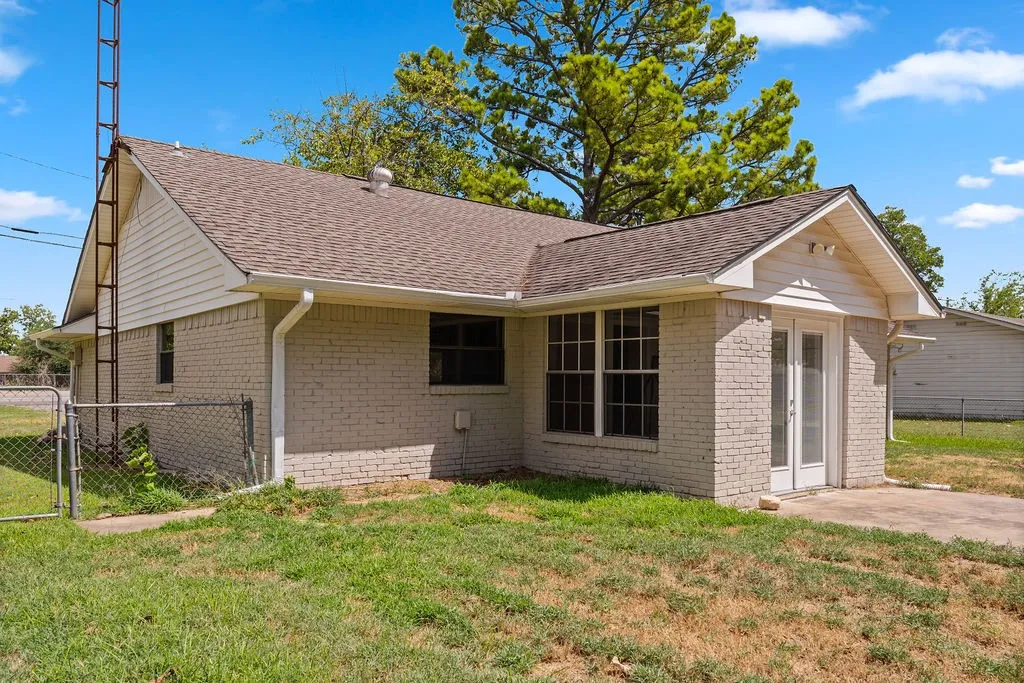 Single Family Residence For Sale in Hunt County , 4006 State HWY 34 S, Greenville, Texas 75402, 2 Bedroom, 2 Bathroom, 1 Garage spaces, 1,684 Sqft, built in 1980, mls#21363702, Real Estate Agent in Greenville, Homes For Sale in Hunt county, Homes For Sale in Greenville, Realtor in Greenville Texas, Real Estate Brokerage Independent Realty Texas, Luminita Cordes Realtor