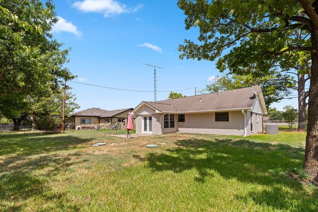 Single Family Residence For Sale in Hunt County , 4006 State HWY 34 S, Greenville, Texas 75402, 2 Bedroom, 2 Bathroom, 1 Garage spaces, 1,684 Sqft, built in 1980, mls#21363702, Real Estate Agent in Greenville, Homes For Sale in Hunt county, Homes For Sale in Greenville, Realtor in Greenville Texas, Real Estate Brokerage Independent Realty Texas, Luminita Cordes Realtor