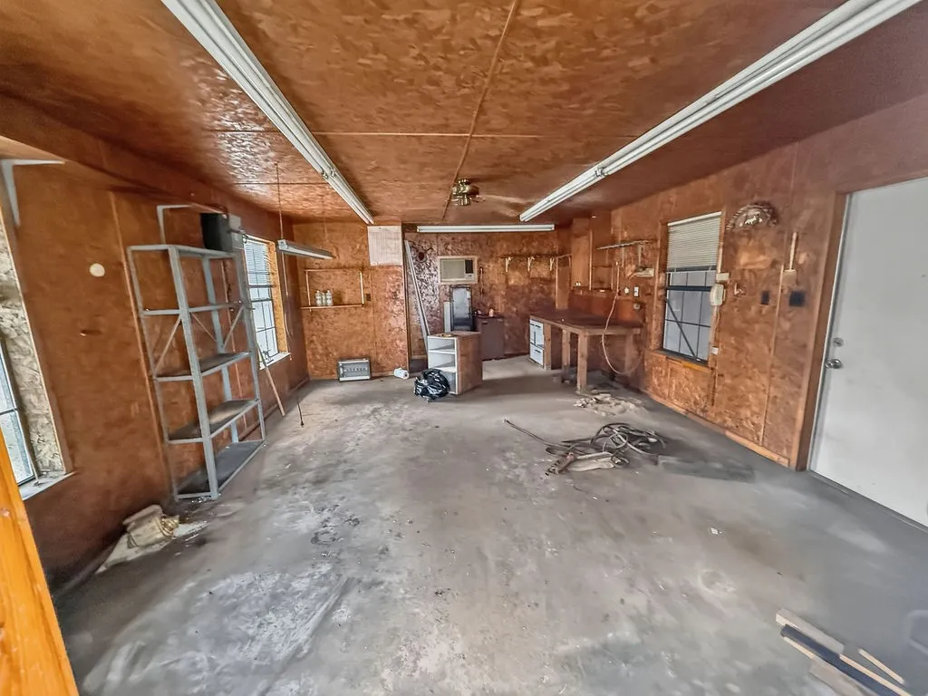 Single Family Residence For Sale in Hunt County , 4006 State HWY 34 S, Greenville, Texas 75402, 2 Bedroom, 2 Bathroom, 1 Garage spaces, 1,684 Sqft, built in 1980, mls#21363702, Real Estate Agent in Greenville, Homes For Sale in Hunt county, Homes For Sale in Greenville, Realtor in Greenville Texas, Real Estate Brokerage Independent Realty Texas, Luminita Cordes Realtor