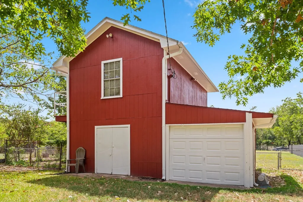 Single Family Residence For Sale in Hunt County , 4006 State HWY 34 S, Greenville, Texas 75402, 2 Bedroom, 2 Bathroom, 1 Garage spaces, 1,684 Sqft, built in 1980, mls#21363702, Real Estate Agent in Greenville, Homes For Sale in Hunt county, Homes For Sale in Greenville, Realtor in Greenville Texas, Real Estate Brokerage Independent Realty Texas, Luminita Cordes Realtor