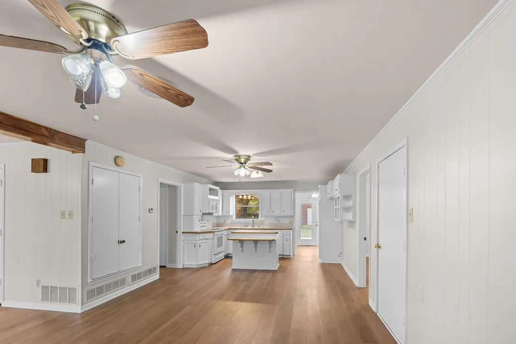 Single Family Residence For Sale in Hunt County , 4006 State HWY 34 S, Greenville, Texas 75402, 2 Bedroom, 2 Bathroom, 1 Garage spaces, 1,684 Sqft, built in 1980, mls#21363702, Real Estate Agent in Greenville, Homes For Sale in Hunt county, Homes For Sale in Greenville, Realtor in Greenville Texas, Real Estate Brokerage Independent Realty Texas, Luminita Cordes Realtor