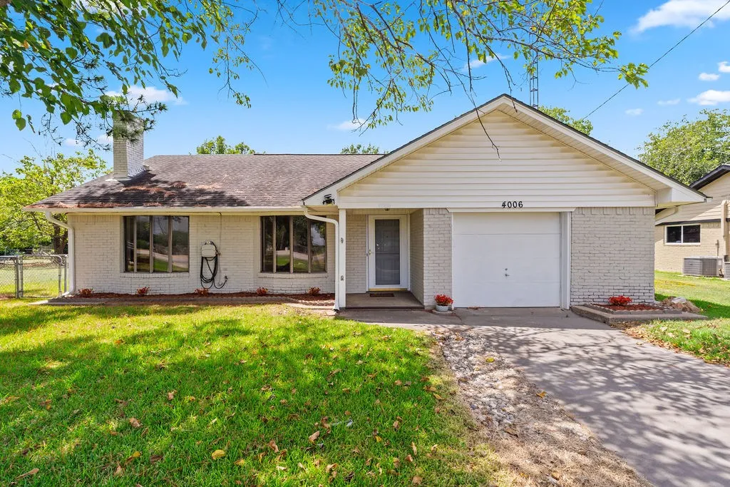 Single Family Residence For Sale in Hunt County , 4006 State HWY 34 S, Greenville, Texas 75402, 2 Bedroom, 2 Bathroom, 1 Garage spaces, 1,684 Sqft, built in 1980, mls#21363702, Real Estate Agent in Greenville, Homes For Sale in Hunt county, Homes For Sale in Greenville, Realtor in Greenville Texas, Real Estate Brokerage Independent Realty Texas, Luminita Cordes Realtor