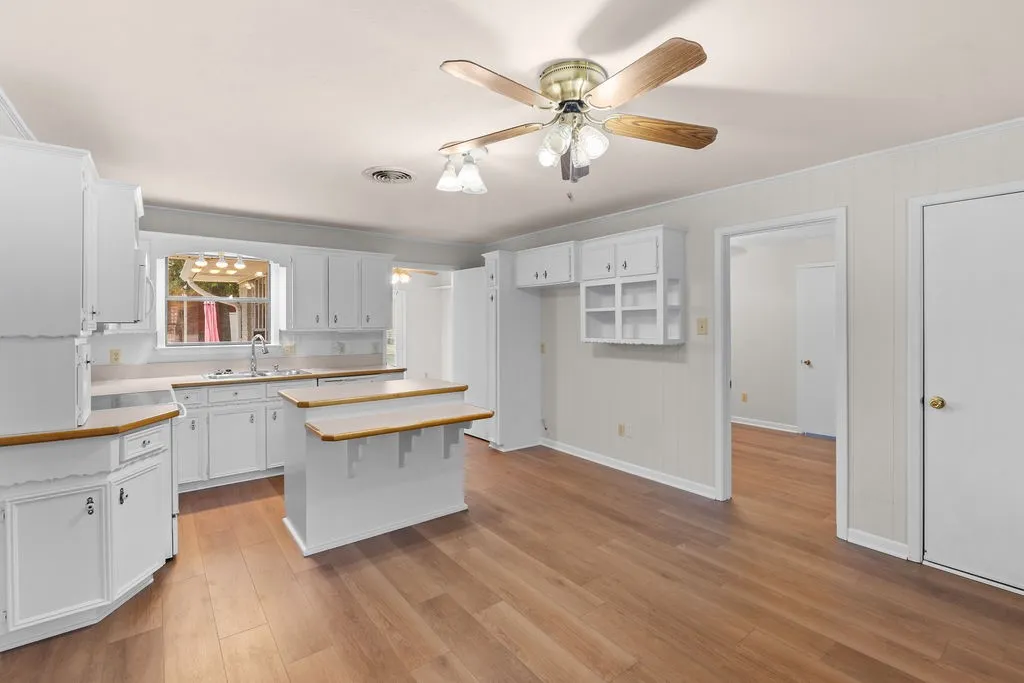 Single Family Residence For Sale in Hunt County , 4006 State HWY 34 S, Greenville, Texas 75402, 2 Bedroom, 2 Bathroom, 1 Garage spaces, 1,684 Sqft, built in 1980, mls#21363702, Real Estate Agent in Greenville, Homes For Sale in Hunt county, Homes For Sale in Greenville, Realtor in Greenville Texas, Real Estate Brokerage Independent Realty Texas, Luminita Cordes Realtor