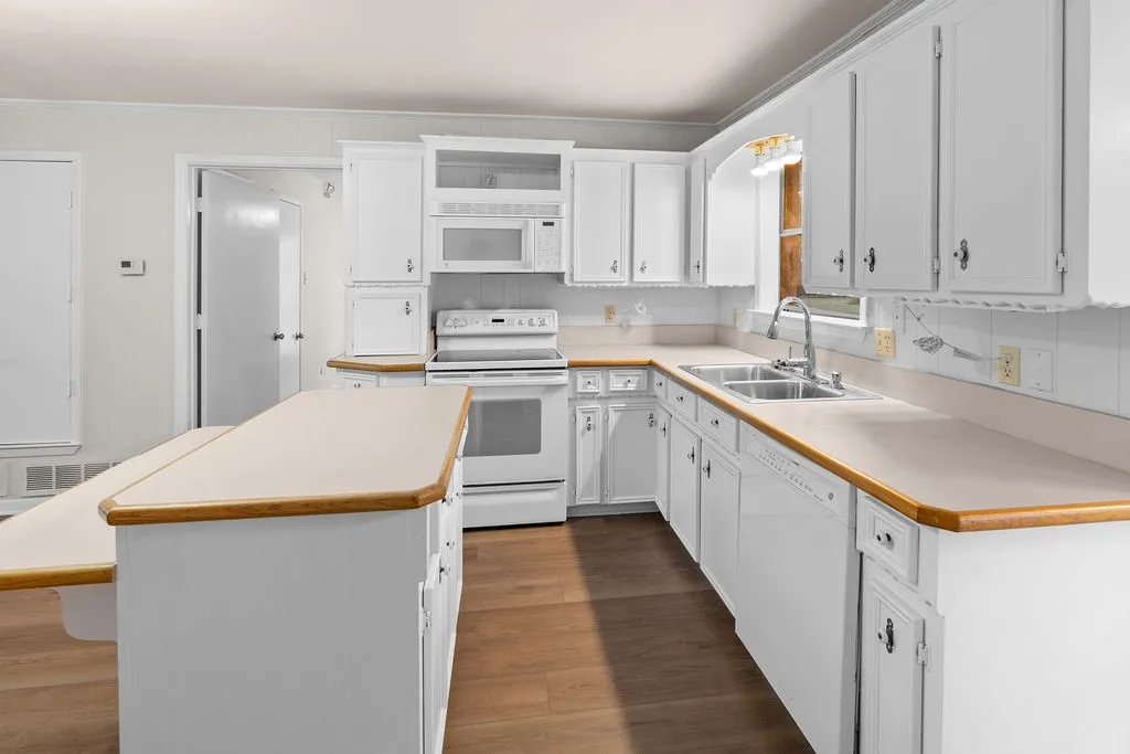 Single Family Residence For Sale in Hunt County , 4006 State HWY 34 S, Greenville, Texas 75402, 2 Bedroom, 2 Bathroom, 1 Garage spaces, 1,684 Sqft, built in 1980, mls#21363702, Real Estate Agent in Greenville, Homes For Sale in Hunt county, Homes For Sale in Greenville, Realtor in Greenville Texas, Real Estate Brokerage Independent Realty Texas, Luminita Cordes Realtor