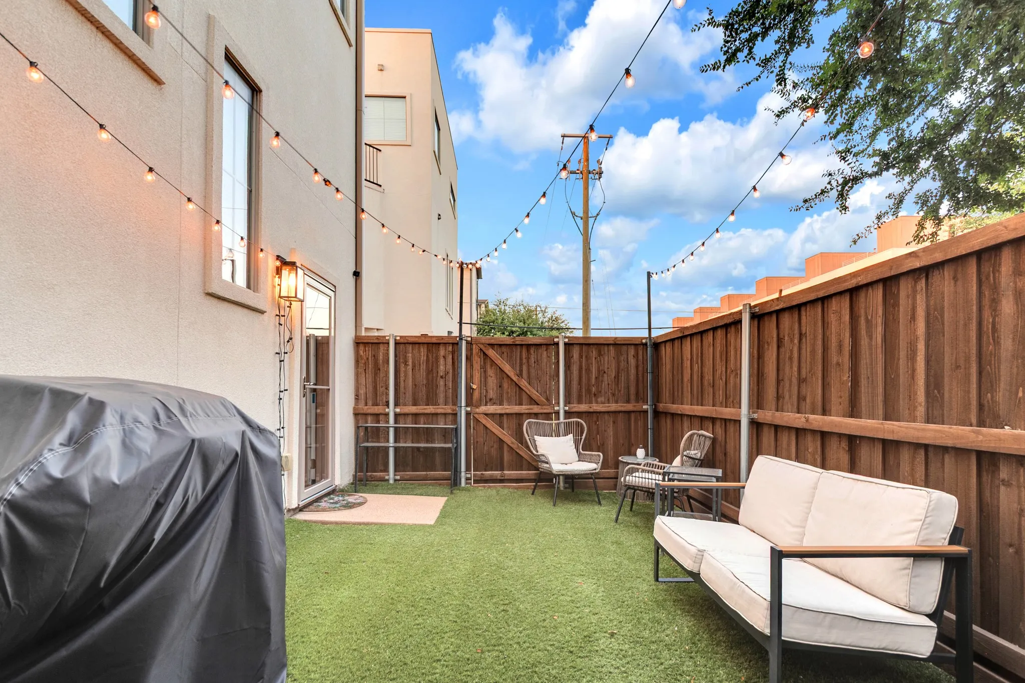Condominium For Sale in Dallas County , 2100 N Fitzhugh Avenue K, Dallas, Texas 75204, 2 Bedroom, 3 Bathroom, 2 Garage spaces, 1,394 Sqft, built in 2007, mls#21342380, Real Estate Agent in Dallas, Homes For Sale in Dallas county, Homes For Sale in Dallas, Realtor in Dallas Texas, Real Estate Brokerage Independent Realty Texas, Luminita Cordes Realtor