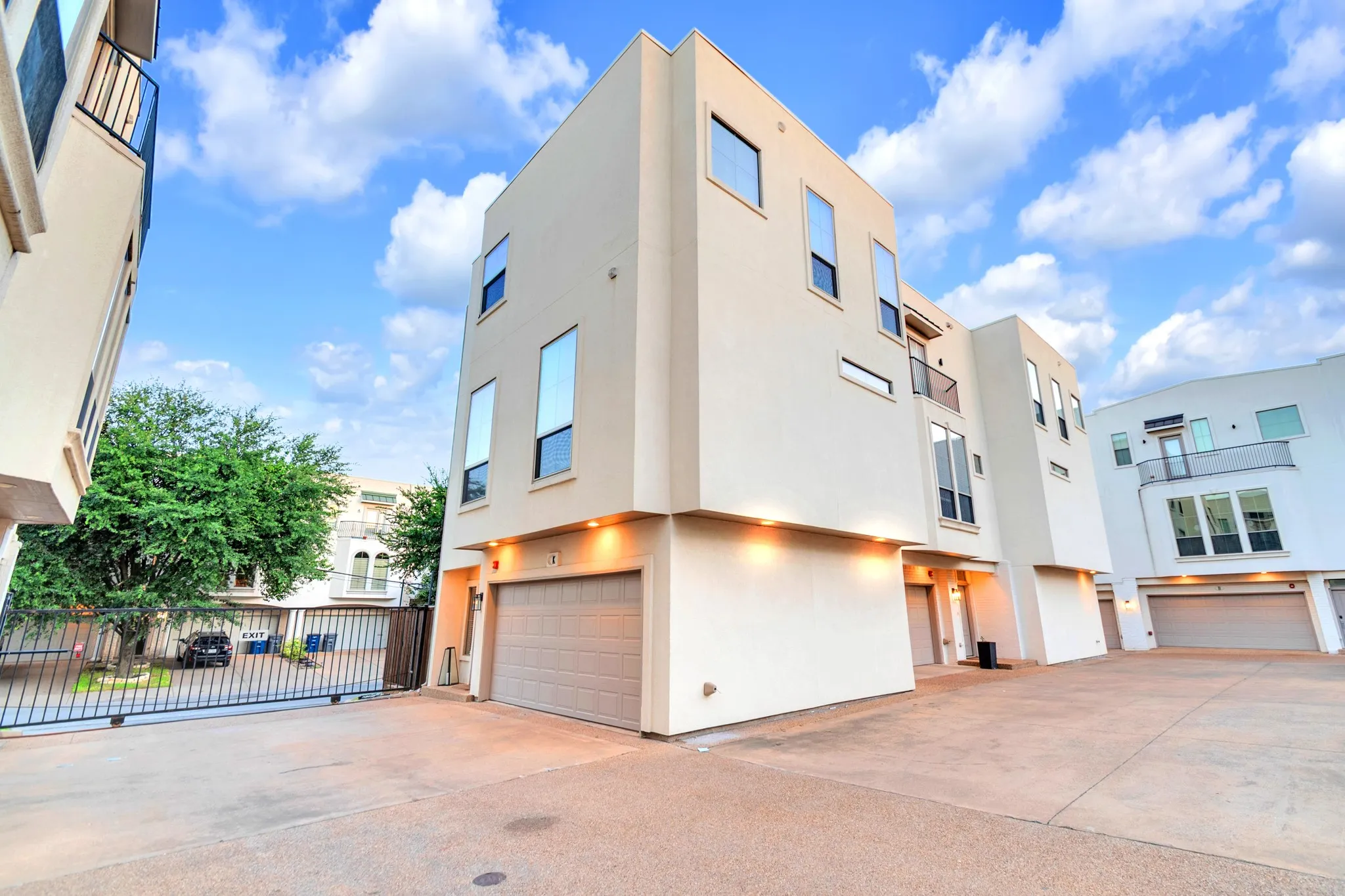 Condominium For Sale in Dallas County , 2100 N Fitzhugh Avenue K, Dallas, Texas 75204, 2 Bedroom, 3 Bathroom, 2 Garage spaces, 1,394 Sqft, built in 2007, mls#21342380, Real Estate Agent in Dallas, Homes For Sale in Dallas county, Homes For Sale in Dallas, Realtor in Dallas Texas, Real Estate Brokerage Independent Realty Texas, Luminita Cordes Realtor