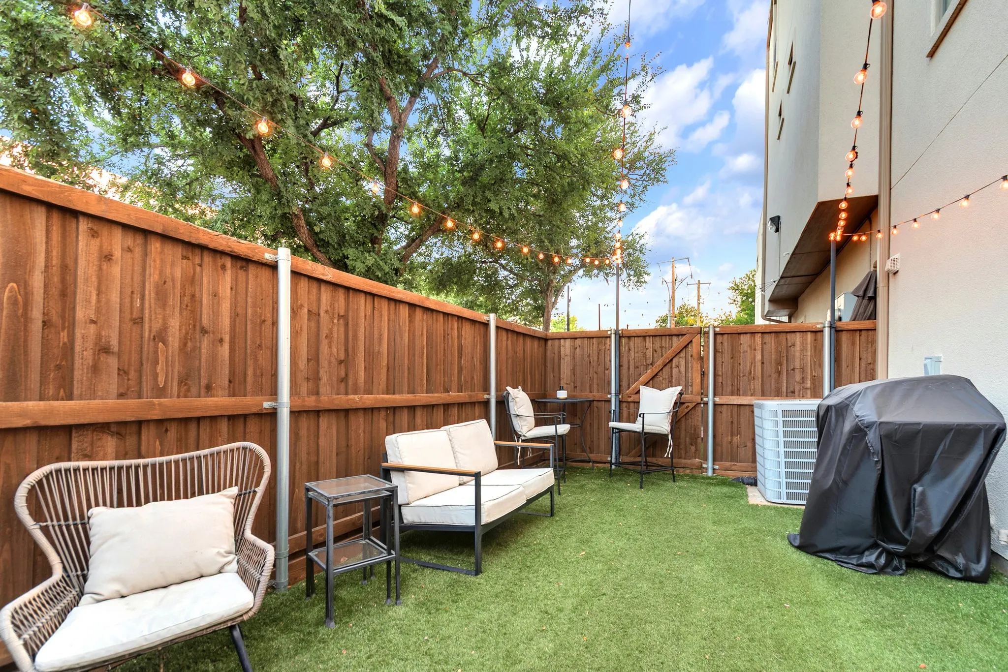 Condominium For Sale in Dallas County , 2100 N Fitzhugh Avenue K, Dallas, Texas 75204, 2 Bedroom, 3 Bathroom, 2 Garage spaces, 1,394 Sqft, built in 2007, mls#21342380, Real Estate Agent in Dallas, Homes For Sale in Dallas county, Homes For Sale in Dallas, Realtor in Dallas Texas, Real Estate Brokerage Independent Realty Texas, Luminita Cordes Realtor