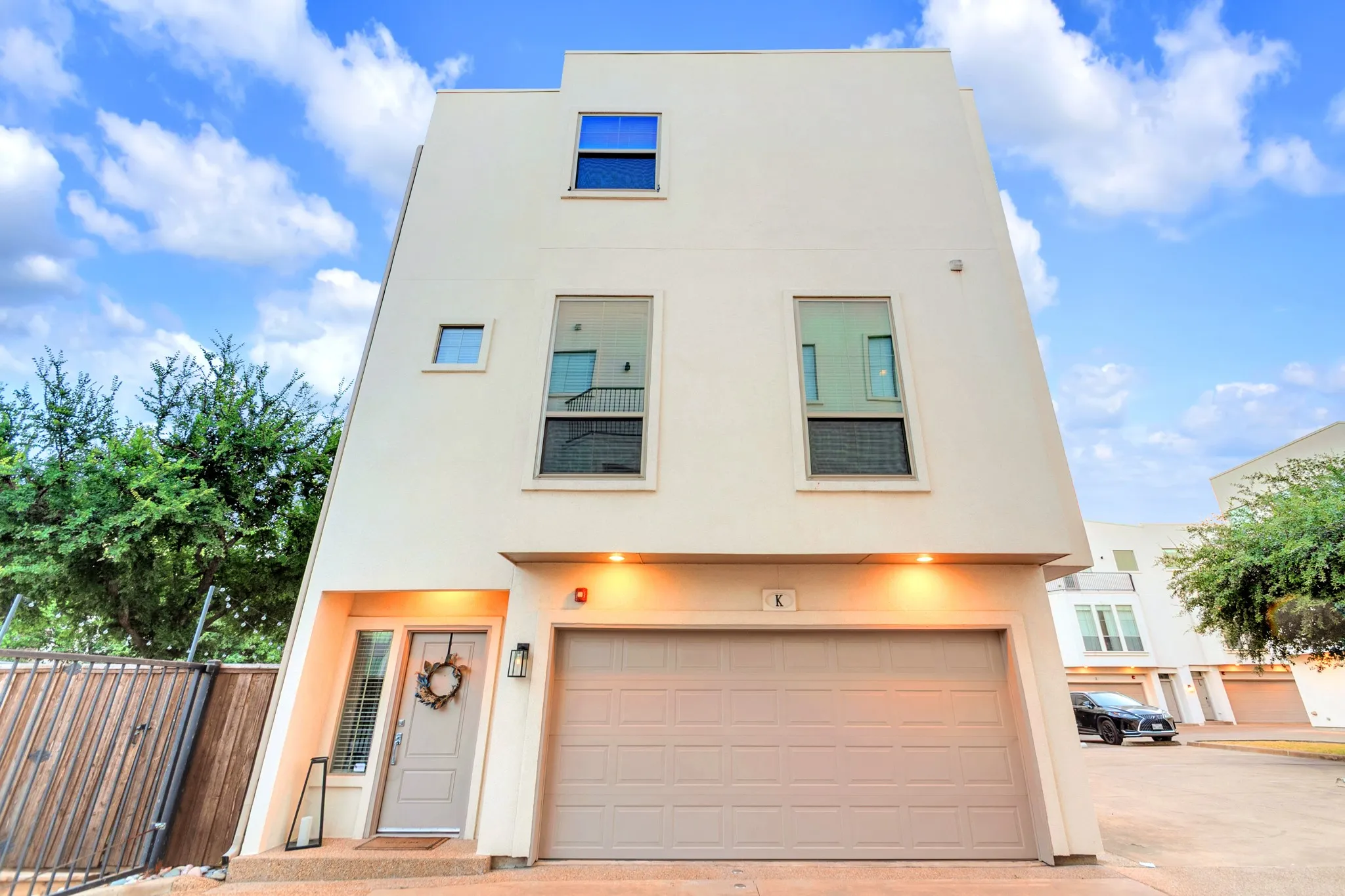 Condominium For Sale in Dallas County , 2100 N Fitzhugh Avenue K, Dallas, Texas 75204, 2 Bedroom, 3 Bathroom, 2 Garage spaces, 1,394 Sqft, built in 2007, mls#21342380, Real Estate Agent in Dallas, Homes For Sale in Dallas county, Homes For Sale in Dallas, Realtor in Dallas Texas, Real Estate Brokerage Independent Realty Texas, Luminita Cordes Realtor