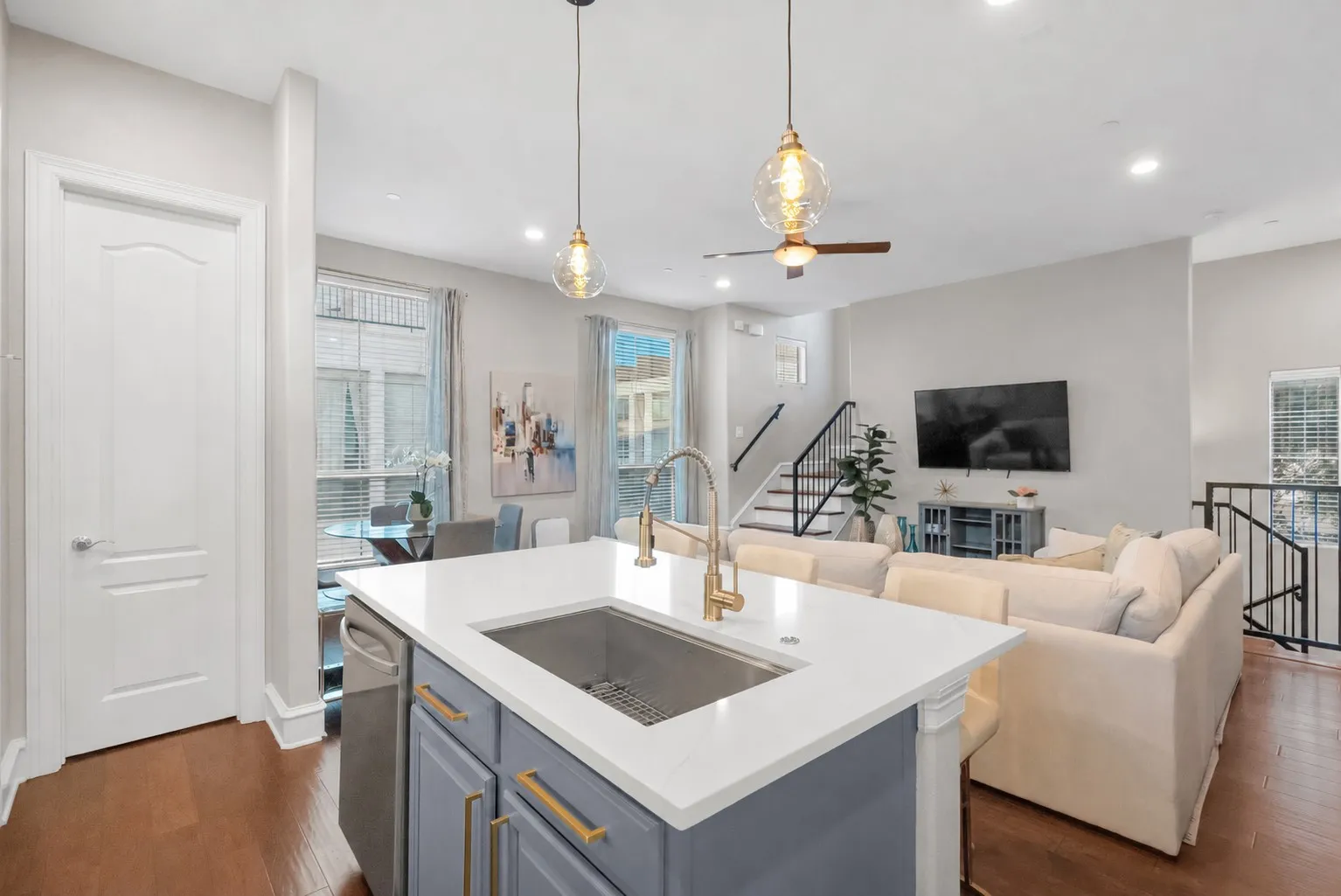 Condominium For Sale in Dallas County , 2100 N Fitzhugh Avenue K, Dallas, Texas 75204, 2 Bedroom, 3 Bathroom, 2 Garage spaces, 1,394 Sqft, built in 2007, mls#21342380, Real Estate Agent in Dallas, Homes For Sale in Dallas county, Homes For Sale in Dallas, Realtor in Dallas Texas, Real Estate Brokerage Independent Realty Texas, Luminita Cordes Realtor