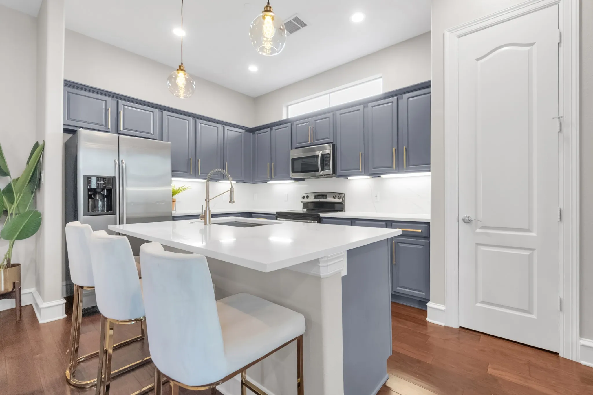 Condominium For Sale in Dallas County , 2100 N Fitzhugh Avenue K, Dallas, Texas 75204, 2 Bedroom, 3 Bathroom, 2 Garage spaces, 1,394 Sqft, built in 2007, mls#21342380, Real Estate Agent in Dallas, Homes For Sale in Dallas county, Homes For Sale in Dallas, Realtor in Dallas Texas, Real Estate Brokerage Independent Realty Texas, Luminita Cordes Realtor