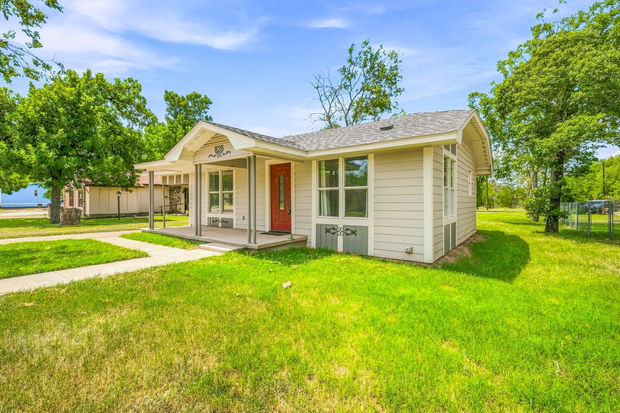 Single Family Residence For Sale in Young County , 828 Indiana Street, Graham, Texas 76450, 3 Bedroom, 2 Bathroom, Garage spaces, 1,146 Sqft, built in 1950, mls#21358016, Real Estate Agent in Graham, Homes For Sale in Young county, Homes For Sale in Graham, Realtor in Graham Texas, Real Estate Brokerage Independent Realty Texas, Luminita Cordes Realtor