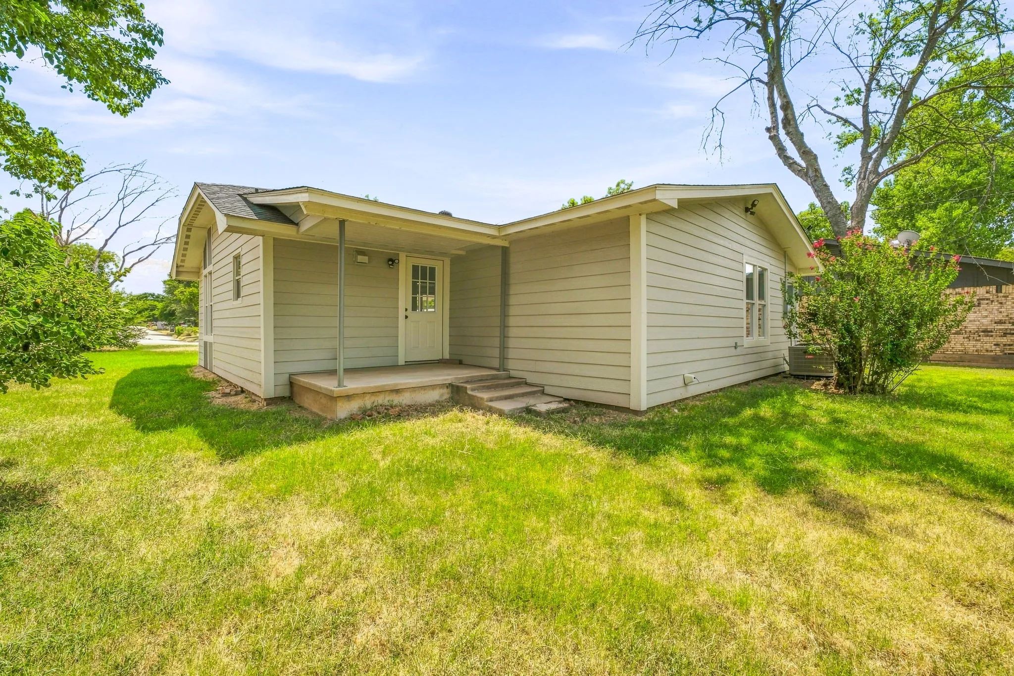 Single Family Residence For Sale in Young County , 828 Indiana Street, Graham, Texas 76450, 3 Bedroom, 2 Bathroom, Garage spaces, 1,146 Sqft, built in 1950, mls#21358016, Real Estate Agent in Graham, Homes For Sale in Young county, Homes For Sale in Graham, Realtor in Graham Texas, Real Estate Brokerage Independent Realty Texas, Luminita Cordes Realtor