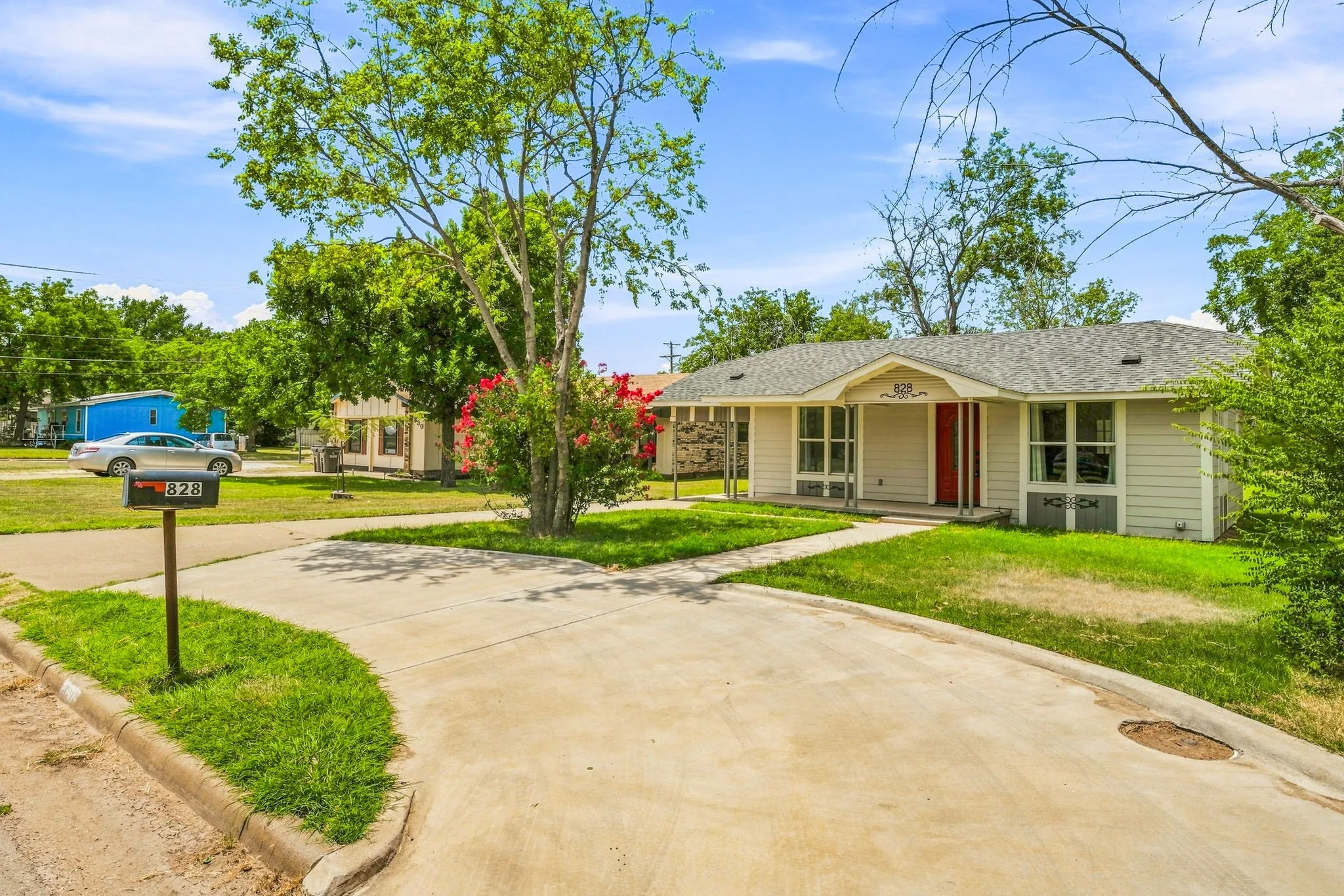 Single Family Residence For Sale in Young County , 828 Indiana Street, Graham, Texas 76450, 3 Bedroom, 2 Bathroom, Garage spaces, 1,146 Sqft, built in 1950, mls#21358016, Real Estate Agent in Graham, Homes For Sale in Young county, Homes For Sale in Graham, Realtor in Graham Texas, Real Estate Brokerage Independent Realty Texas, Luminita Cordes Realtor