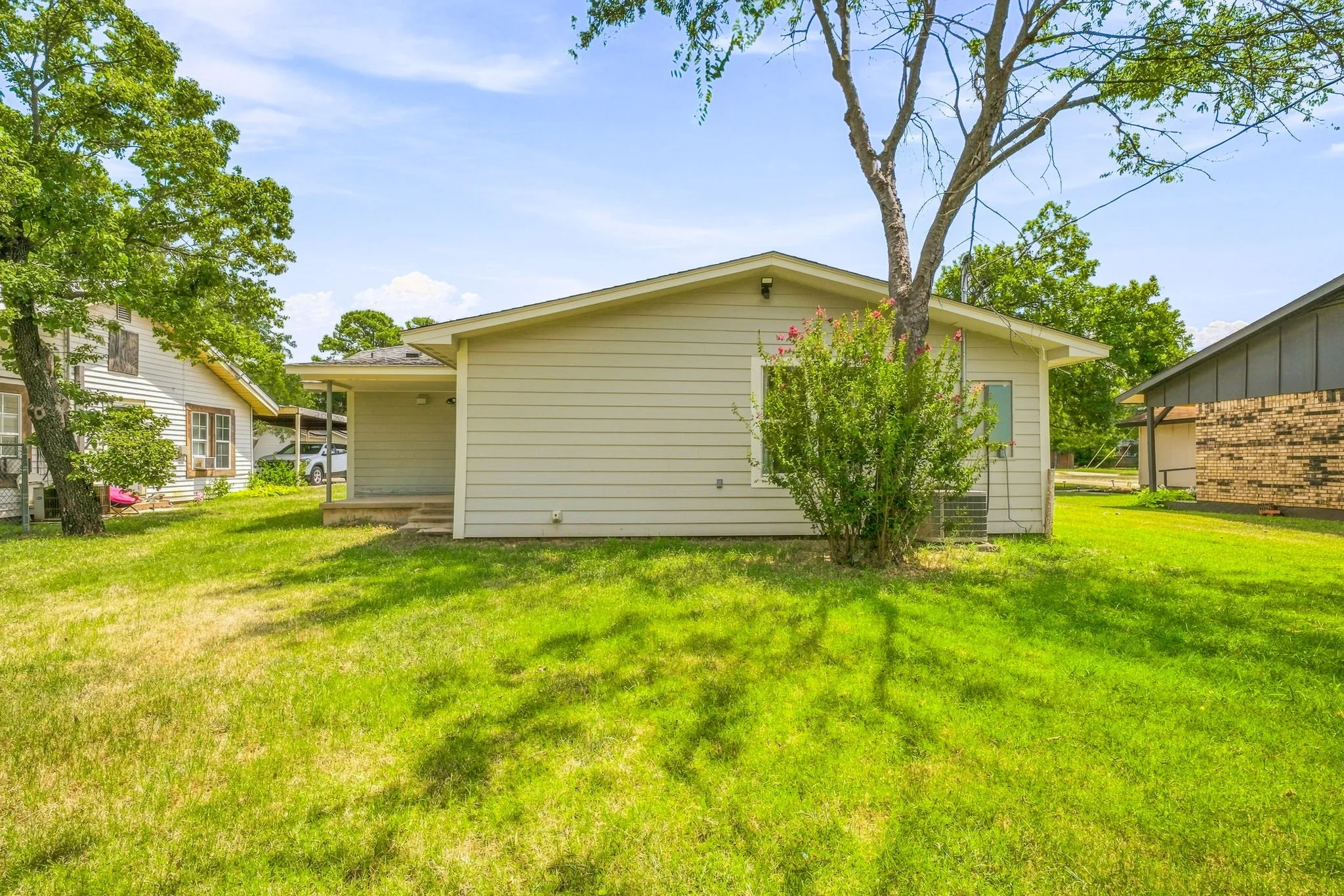 Single Family Residence For Sale in Young County , 828 Indiana Street, Graham, Texas 76450, 3 Bedroom, 2 Bathroom, Garage spaces, 1,146 Sqft, built in 1950, mls#21358016, Real Estate Agent in Graham, Homes For Sale in Young county, Homes For Sale in Graham, Realtor in Graham Texas, Real Estate Brokerage Independent Realty Texas, Luminita Cordes Realtor