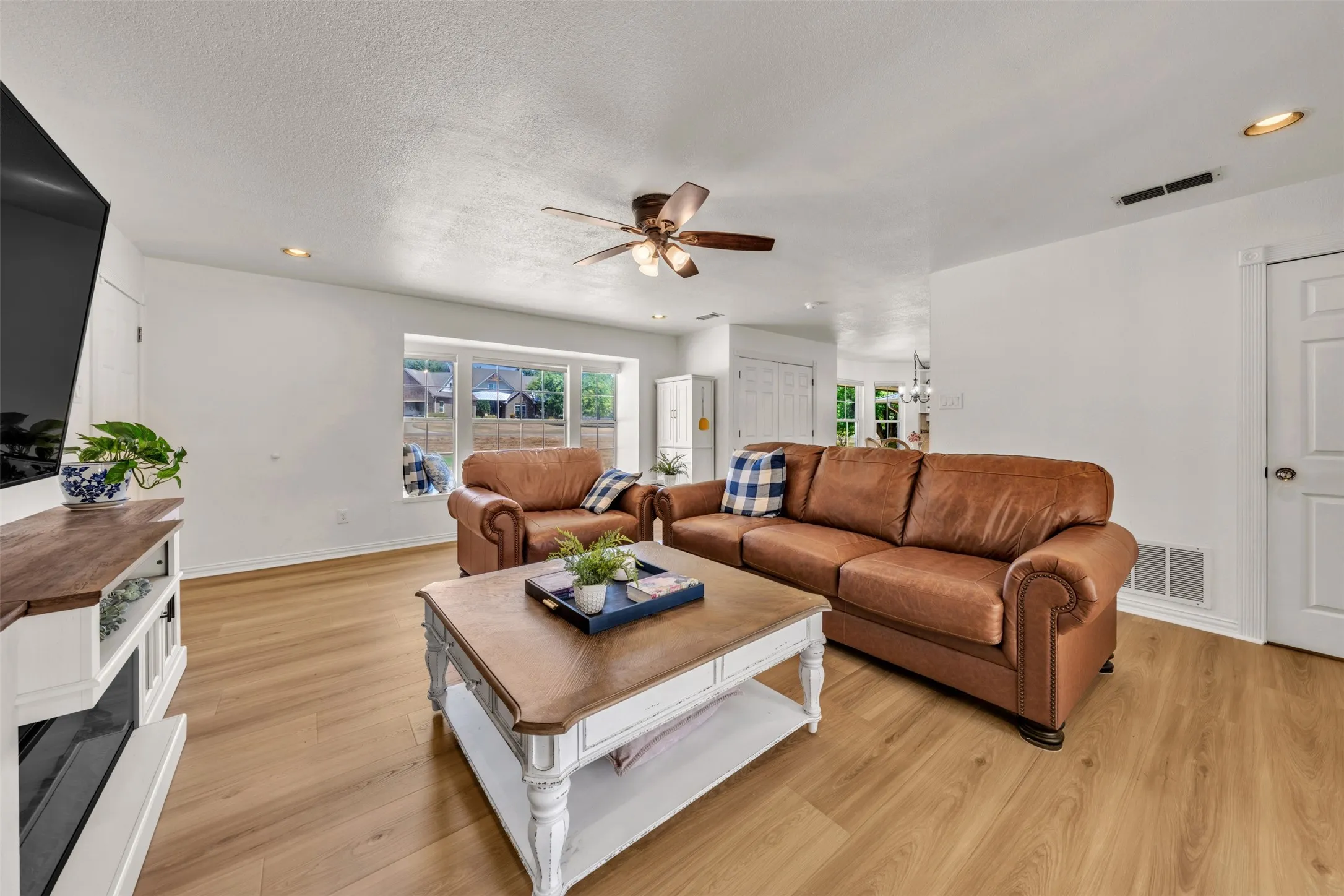 Single Family Residence For Sale in Parker County , 4808 Misty Meadow Drive, Willow Park, Texas 76087, 4 Bedroom, 2 Bathroom, 2 Garage spaces, 2,247 Sqft, built in 1984, mls#21364371, Real Estate Agent in Willow Park, Homes For Sale in Parker county, Homes For Sale in Willow Park, Realtor in Willow Park Texas, Real Estate Brokerage Independent Realty Texas, Luminita Cordes Realtor