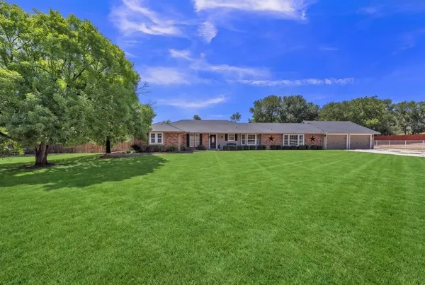 Single Family Residence For Sale in Parker County , 4808 Misty Meadow Drive, Willow Park, Texas 76087, 4 Bedroom, 2 Bathroom, 2 Garage spaces, 2,247 Sqft, built in 1984, mls#21364371, Real Estate Agent in Willow Park, Homes For Sale in Parker county, Homes For Sale in Willow Park, Realtor in Willow Park Texas, Real Estate Brokerage Independent Realty Texas, Luminita Cordes Realtor