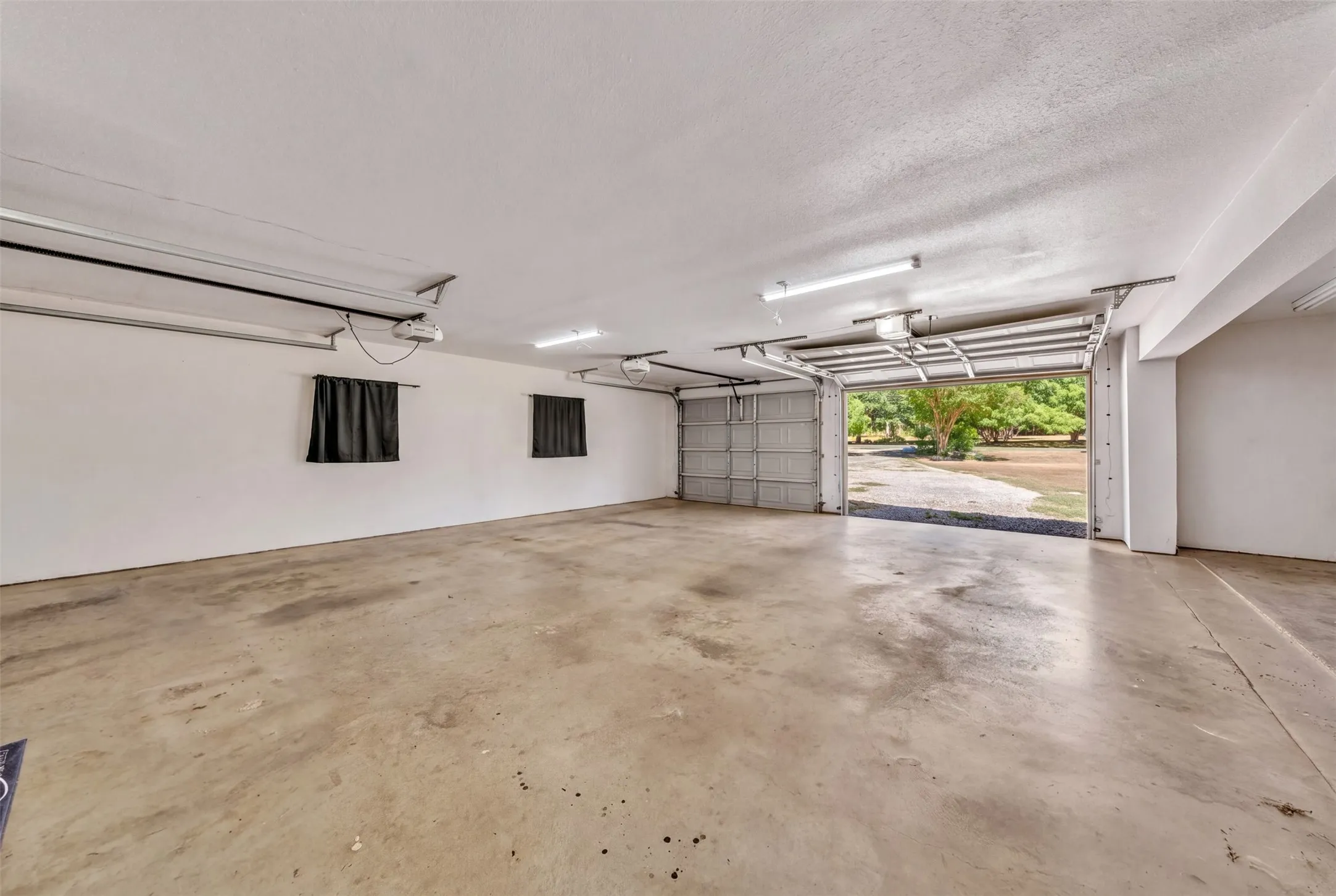 Single Family Residence For Sale in Parker County , 4808 Misty Meadow Drive, Willow Park, Texas 76087, 4 Bedroom, 2 Bathroom, 2 Garage spaces, 2,247 Sqft, built in 1984, mls#21364371, Real Estate Agent in Willow Park, Homes For Sale in Parker county, Homes For Sale in Willow Park, Realtor in Willow Park Texas, Real Estate Brokerage Independent Realty Texas, Luminita Cordes Realtor