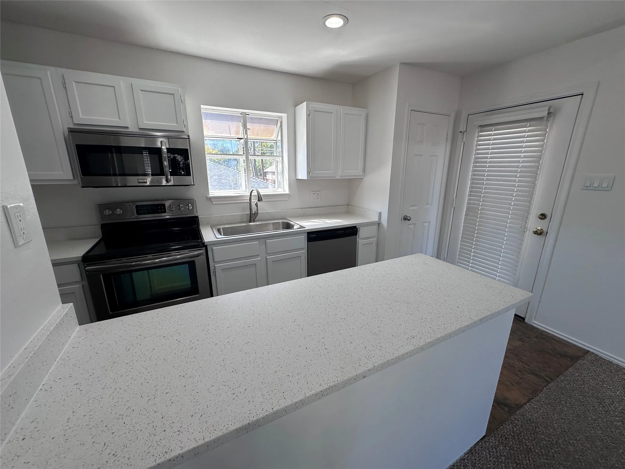 Apartment For Rent in Dallas County , 5355 Richard Avenue, Dallas, Texas 75206, 2 Bedroom, 1 Bathroom, 1 Garage spaces, 704 Sqft, built in 1930, mls#21364373, Real Estate Agent in Dallas, Homes For Rent in Dallas county, Homes For Rent in Dallas, Realtor in Dallas Texas, Real Estate Brokerage Independent Realty Texas, Luminita Cordes Realtor