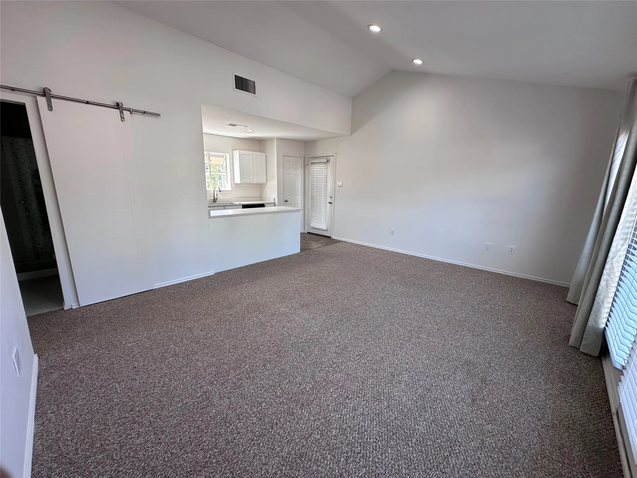 Apartment For Rent in Dallas County , 5355 Richard Avenue, Dallas, Texas 75206, 2 Bedroom, 1 Bathroom, 1 Garage spaces, 704 Sqft, built in 1930, mls#21364373, Real Estate Agent in Dallas, Homes For Rent in Dallas county, Homes For Rent in Dallas, Realtor in Dallas Texas, Real Estate Brokerage Independent Realty Texas, Luminita Cordes Realtor