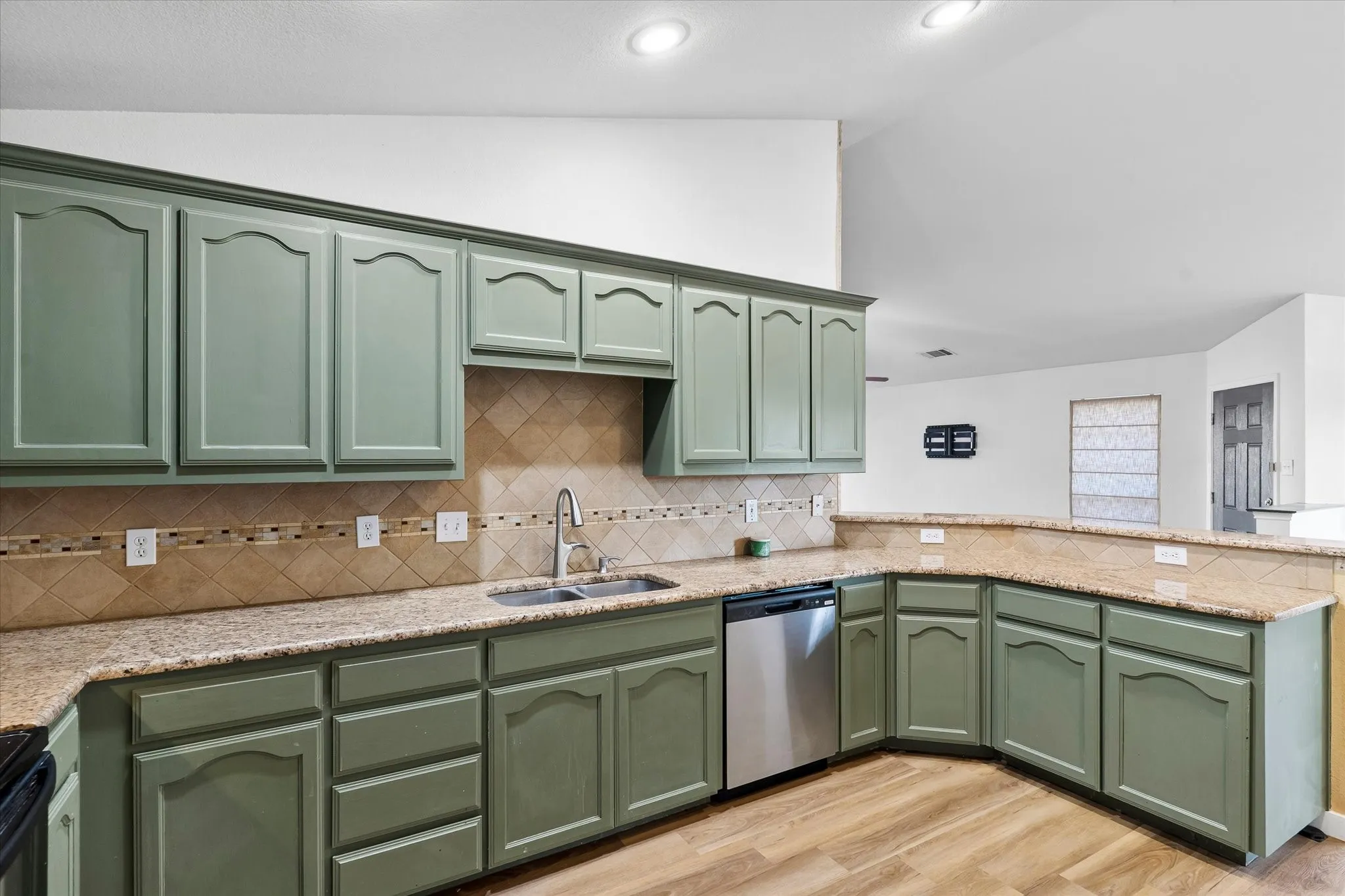 Plenty of Granite counter tops for all of you prep and cookiong needs.